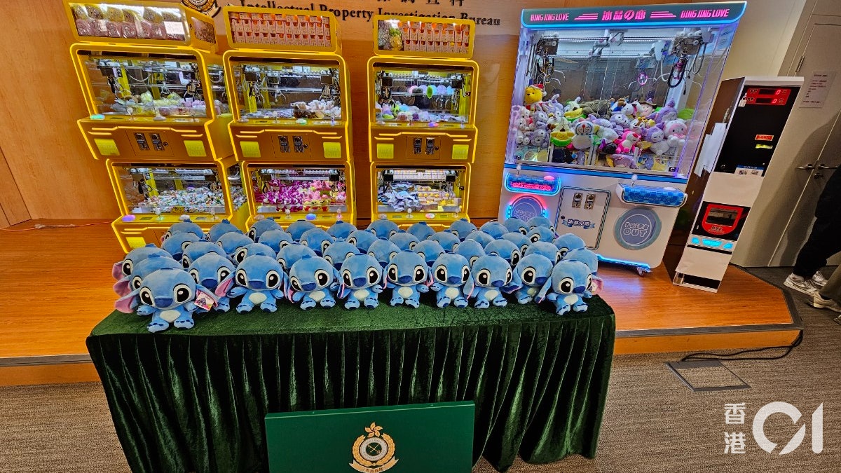 海關搗7間夾公仔店拘兩人 檢冒牌公仔、夾公仔機等值逾$30萬