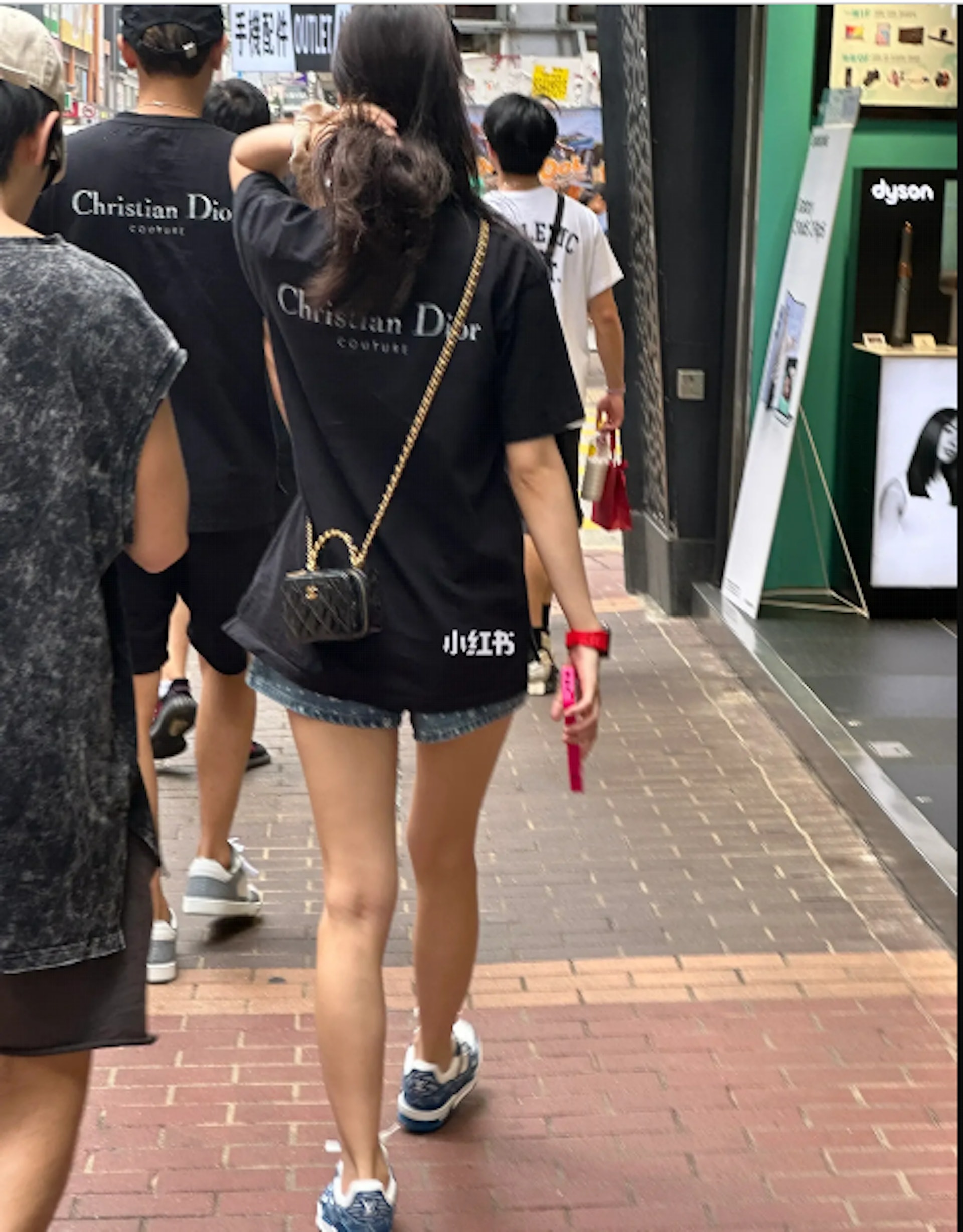 黄子韬被拍到与徐艺洋情侣装逛街。