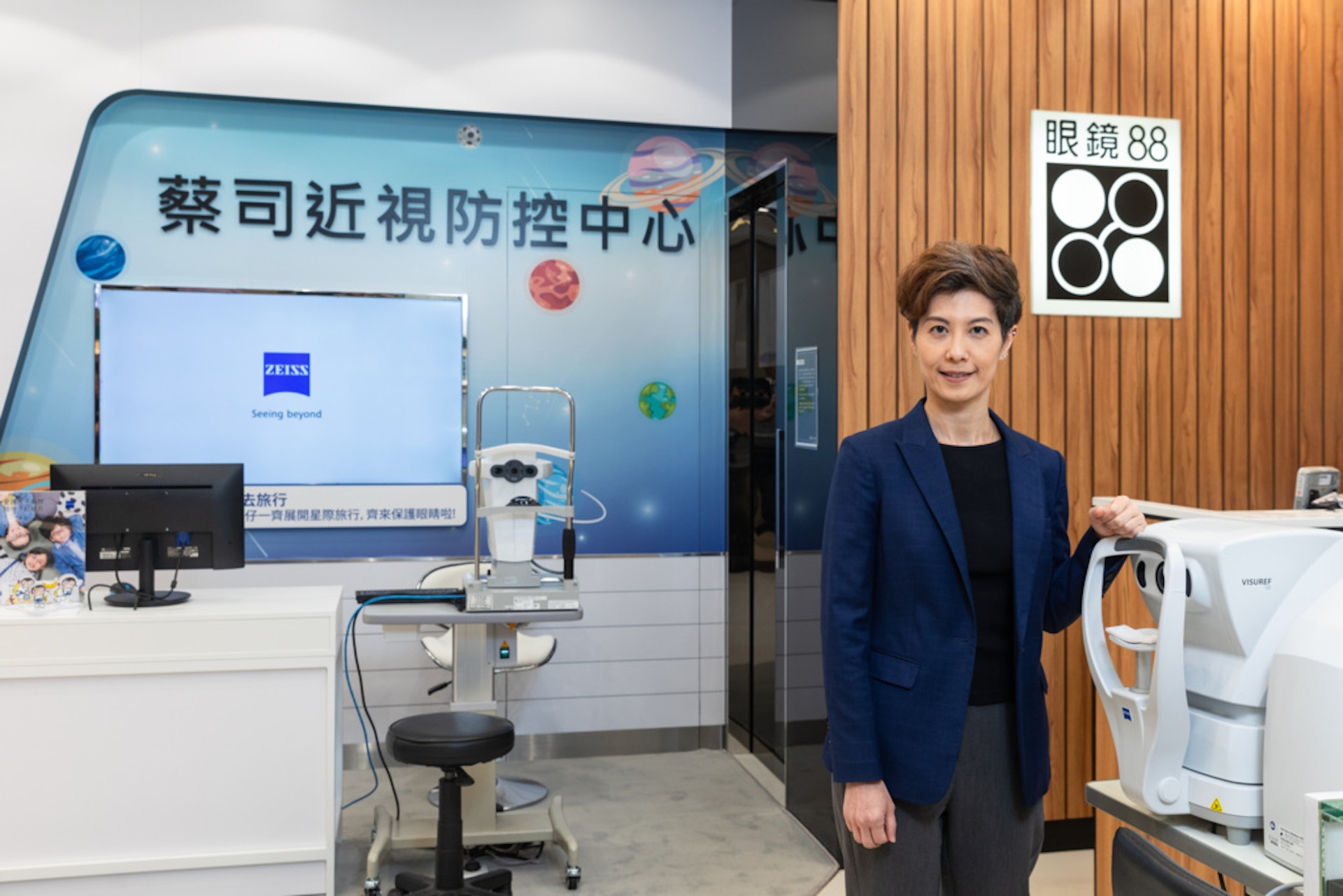 眼鏡88集團高級商務總監蔡碧欣博士指近年公司不斷投放資源拓展近視防控的專業,擴大產品與服務範圍, 為小朋友提供最合適的防控方案。 眼鏡88集團高級商務總監蔡碧欣博士指近年公司不斷投放資源拓展近視防控的專業,擴大產品與服務範圍, 為小朋友提供最合適的防控方案。