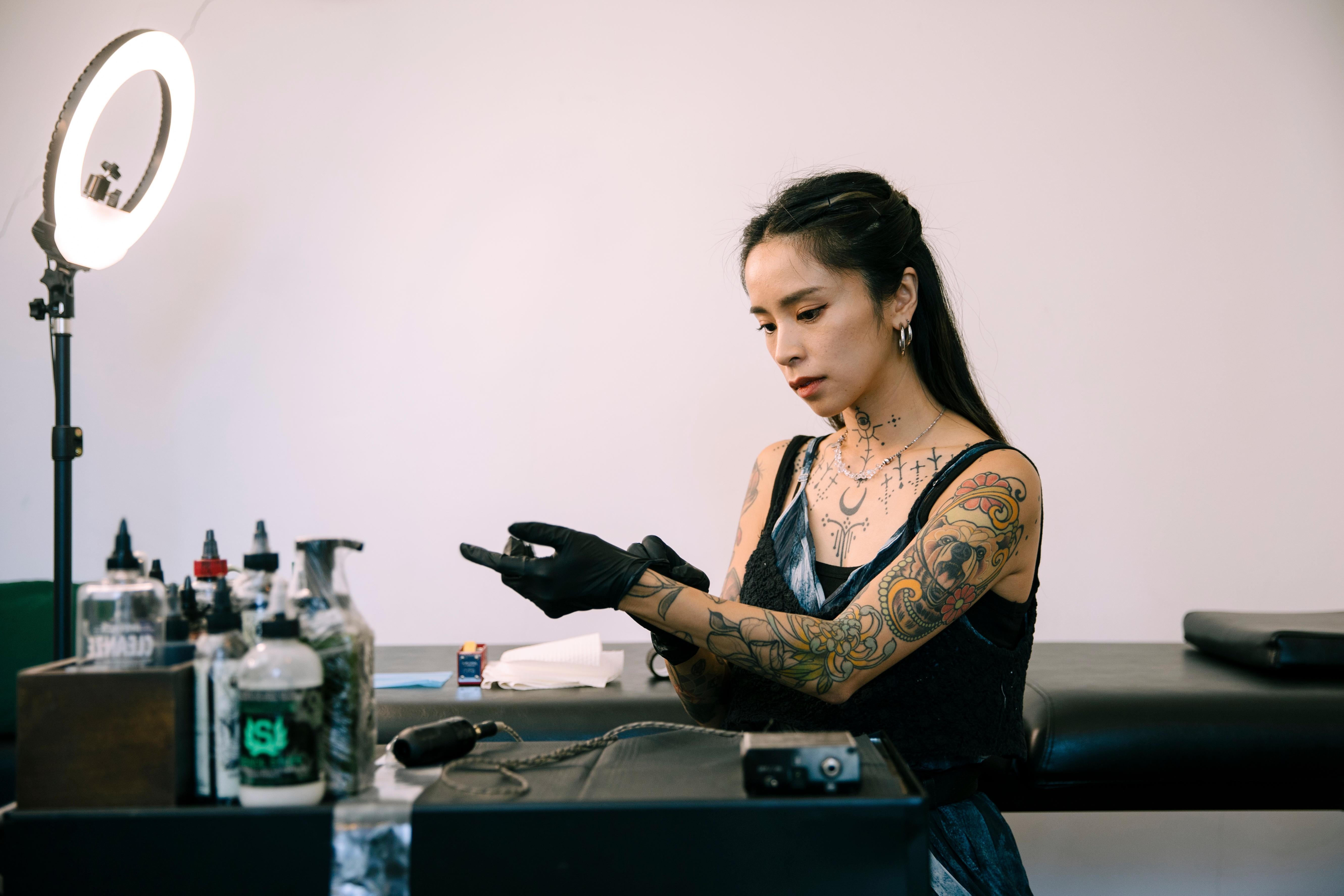 紋身　女 港女紋身師美國回流追夢珍惜每份信任以紋身傳遞「做自己」理念