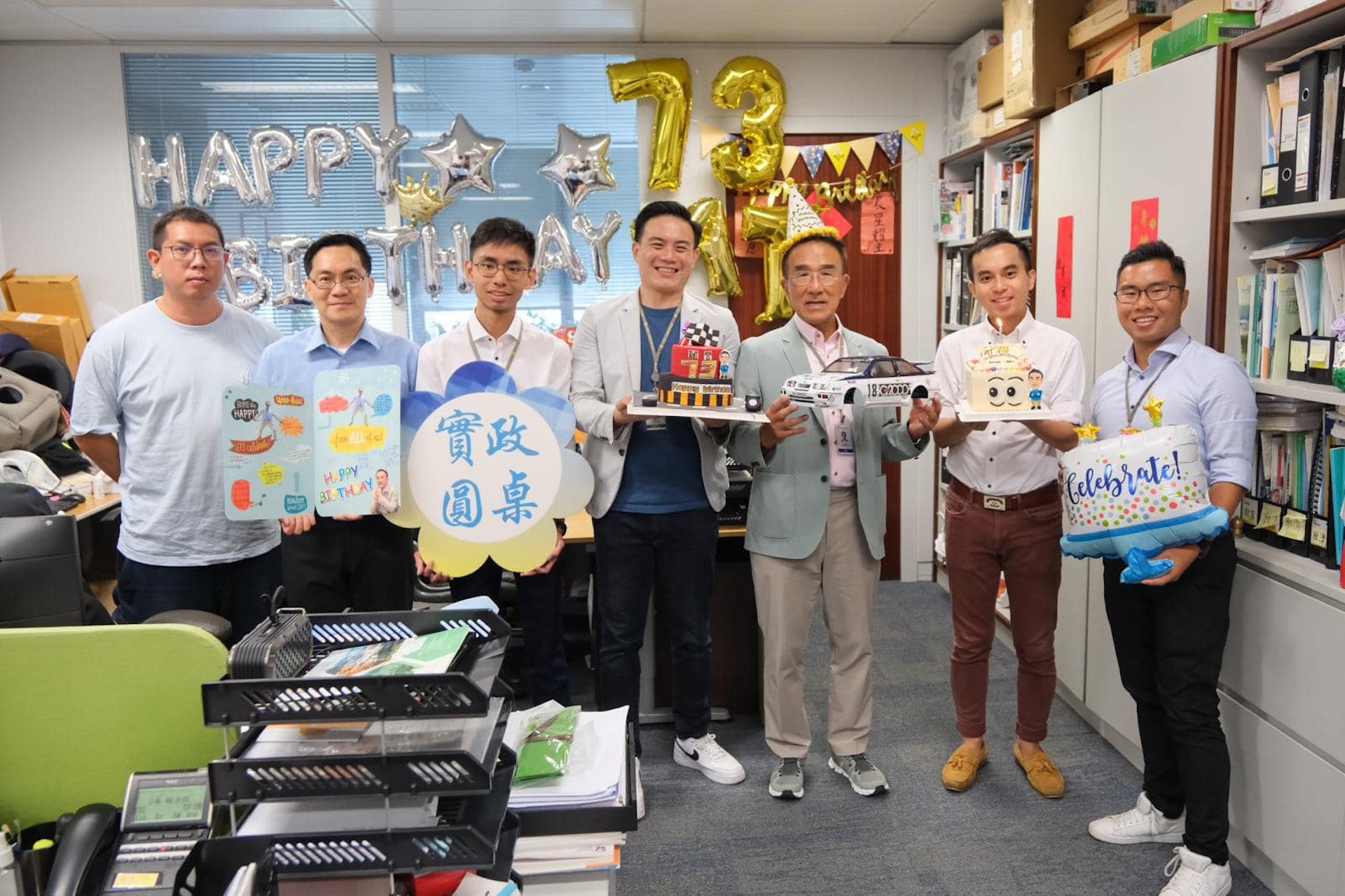 田北辰明日(26日)就是73歲生辰,一眾兄弟好友在辦公室為他慶祝。(田北辰FB) 田北辰明日(26日)就是73歲生辰,一眾兄弟好友在辦公室為他慶祝。(田北辰FB)