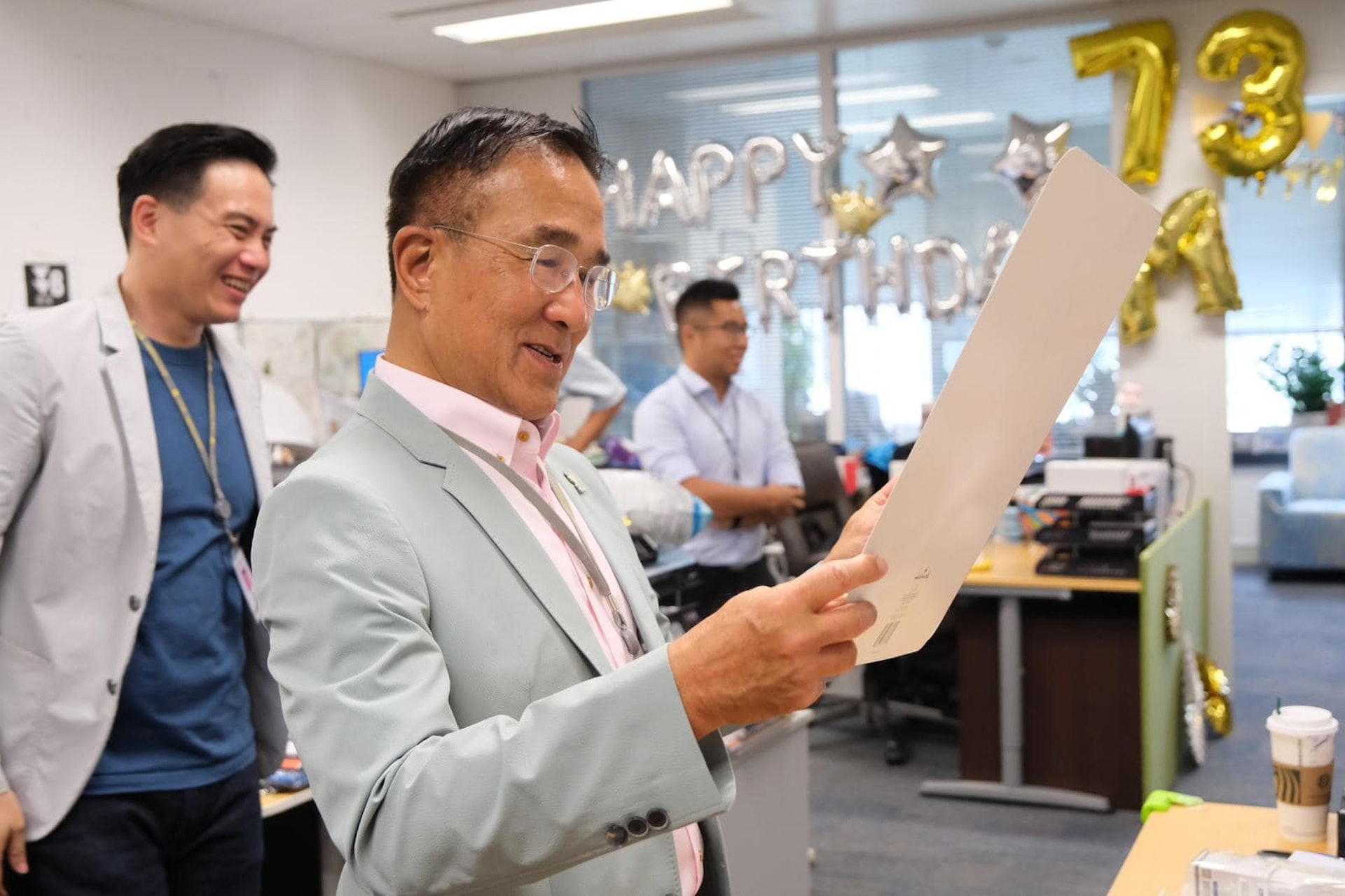 田北辰明日(26日)就是73歲生辰,一眾兄弟好友在辦公室為他慶祝(田北辰FB) 田北辰明日(26日)就是73歲生辰,一眾兄弟好友在辦公室為他慶祝(田北辰FB)