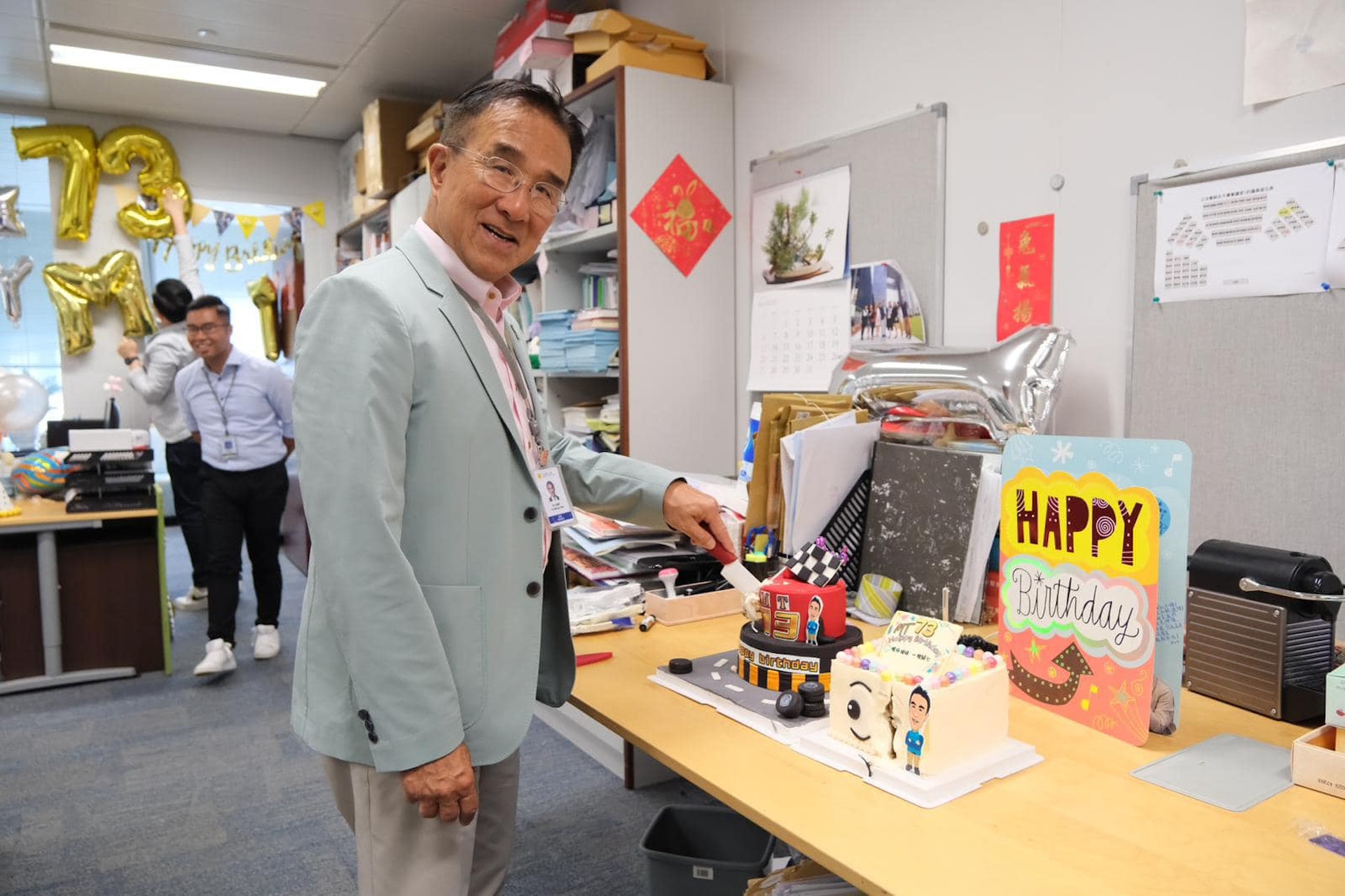 田北辰明日（26日）就是73歲生辰，一眾兄弟好友在辦公室為他慶祝(田北辰FB)