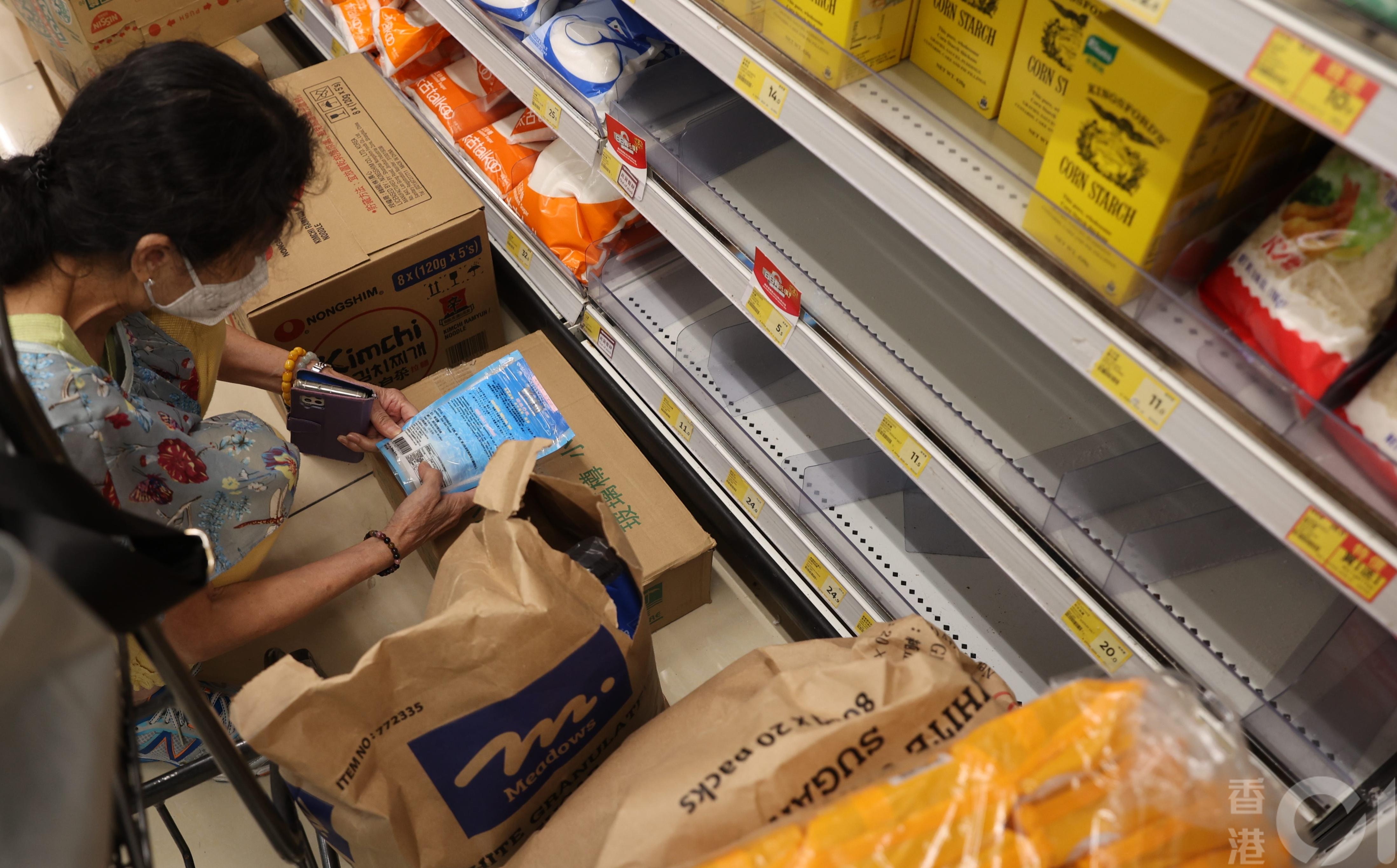 盲搶鹽｜8月25日下午荃灣如心廣場惠康超級市場，有市民到來購買包裝鹽。（余俊亮攝）