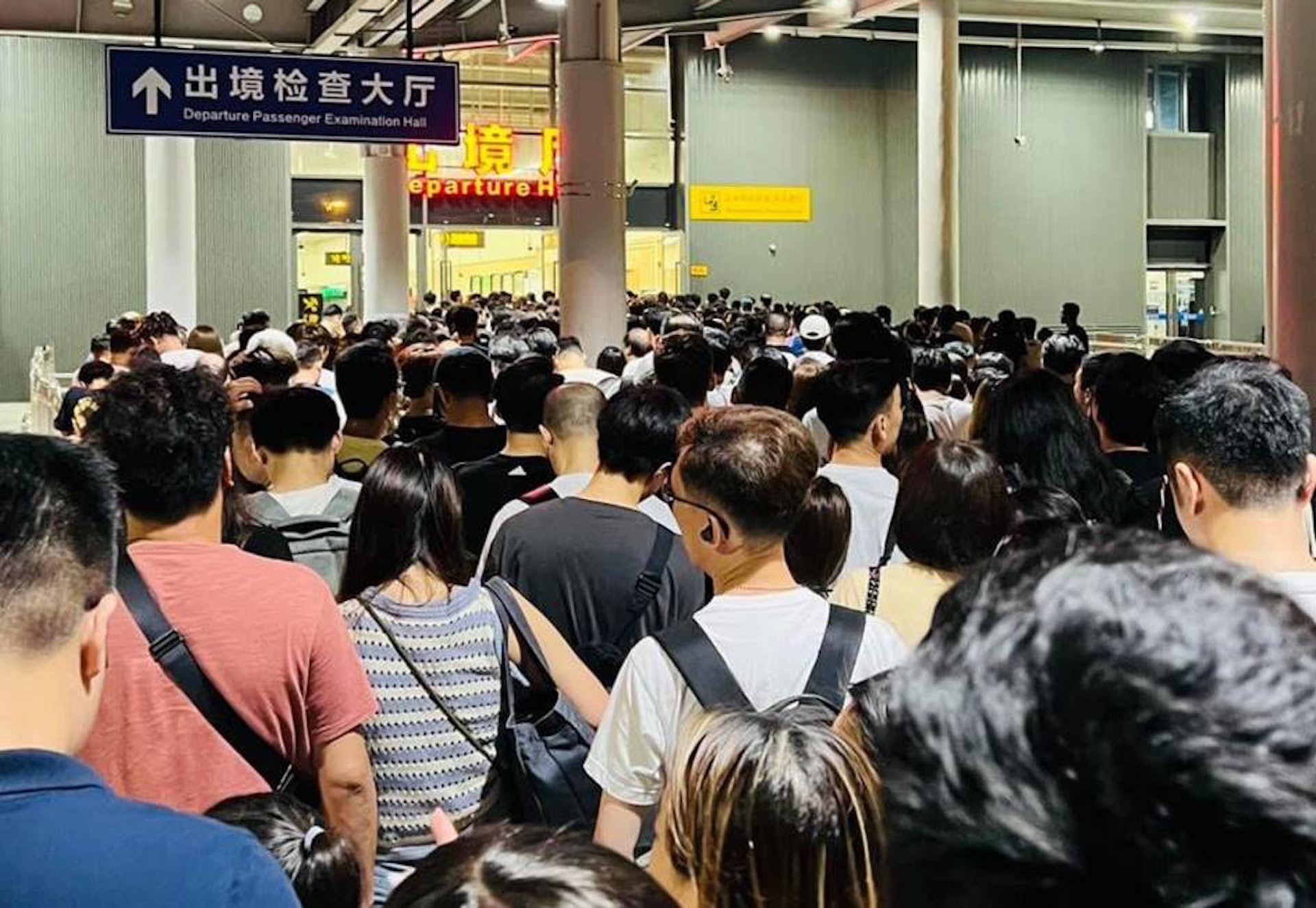 內地仍然實施「黑碼」,有港人稱皇崗口岸一度逼爆。(facebook截圖) 內地仍然實施「黑碼」,有港人稱皇崗口岸一度逼爆。(facebook截圖)