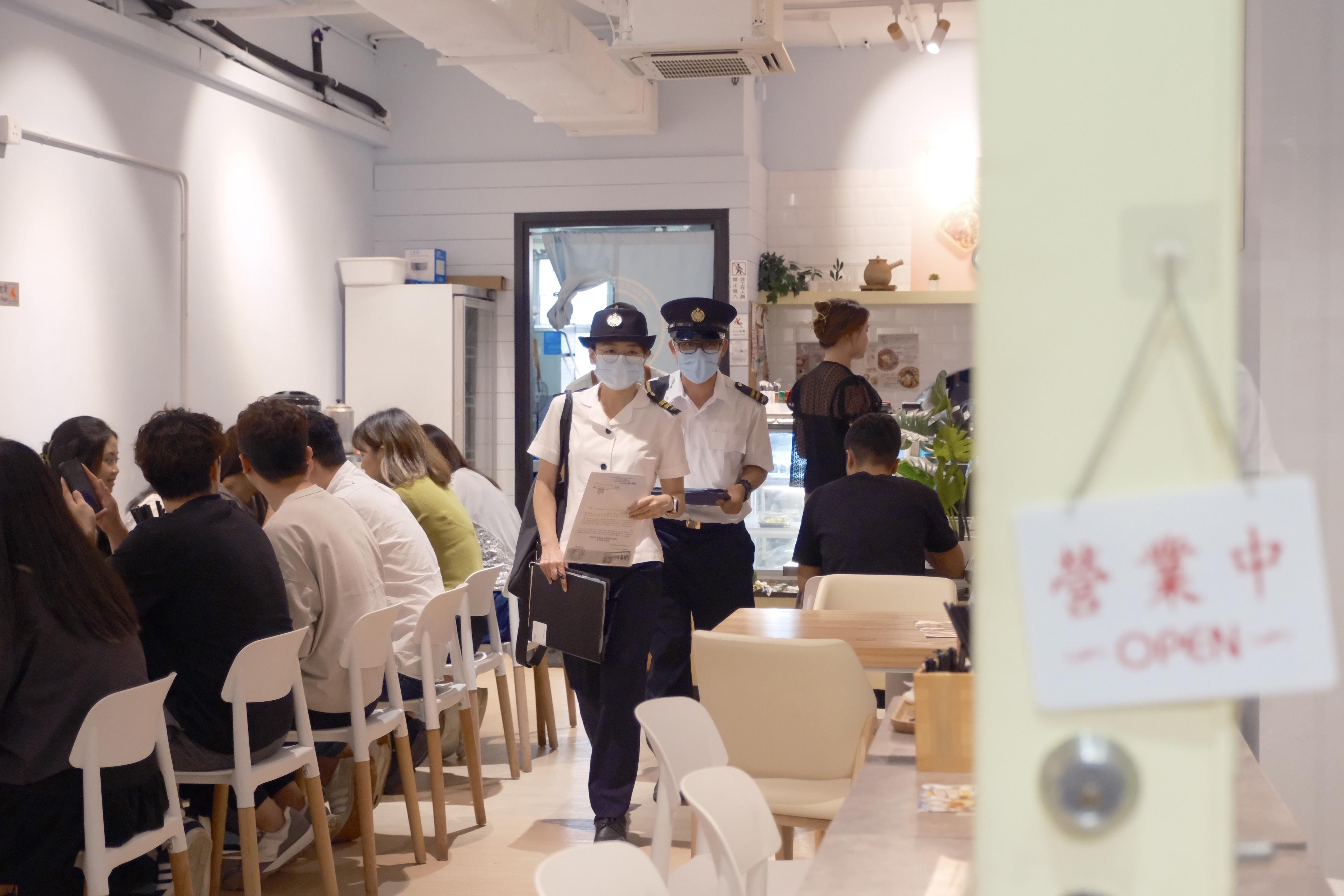 觀塘駱駝漆大廈三期食肆光榮米線被指違反地契後結業，事件再令工廈無牌食肆問題浮面，食環署人員8月28日中午到駱駝漆大廈食肆巡查，並發出9宗檢控。（盧翊銘攝）