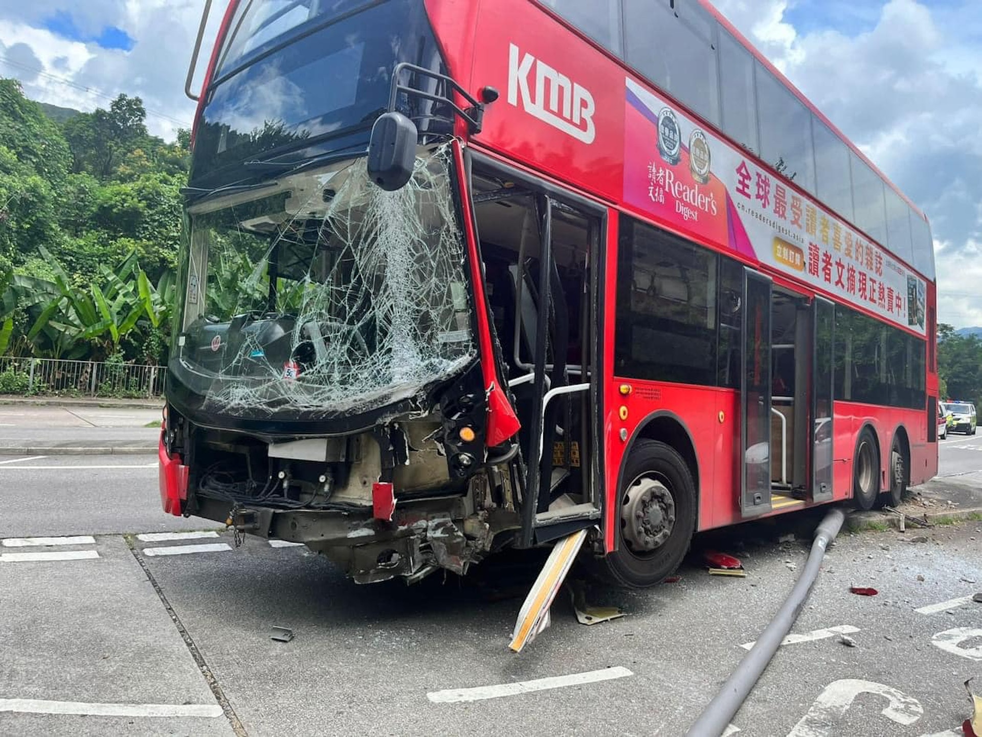 一輛九巴沿大埔林錦公路行駛,駛至嘉道理農場對開時,突然失控剷上路壆,繼而撞毀一支燈柱,並將其壓在車底。巴士車頭嚴重損毀。(車cam L(香港群組)facebook/網民Akakin Li圖片) 一輛九巴沿大埔林錦公路行駛,駛至嘉道理農場對開時,突然失控剷上路壆,繼而撞毀一支燈柱,並將其壓在車底。巴士車頭嚴重損毀。(車cam L(香港群組)facebook/網民Akakin Li圖片)