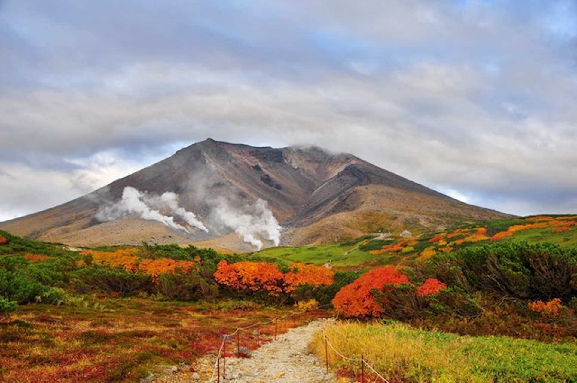 旭岳紅葉(圖片來源:Youtube@スナフキン45 ) 旭岳紅葉(圖片來源:Youtube@スナフキン45 )