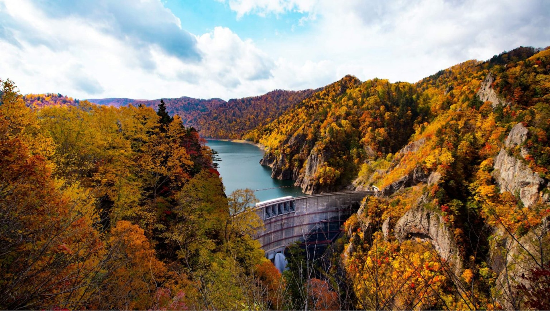 豐平峽紅葉(圖片來源:定山溪觀光協會) 豐平峽紅葉(圖片來源:定山溪觀光協會)