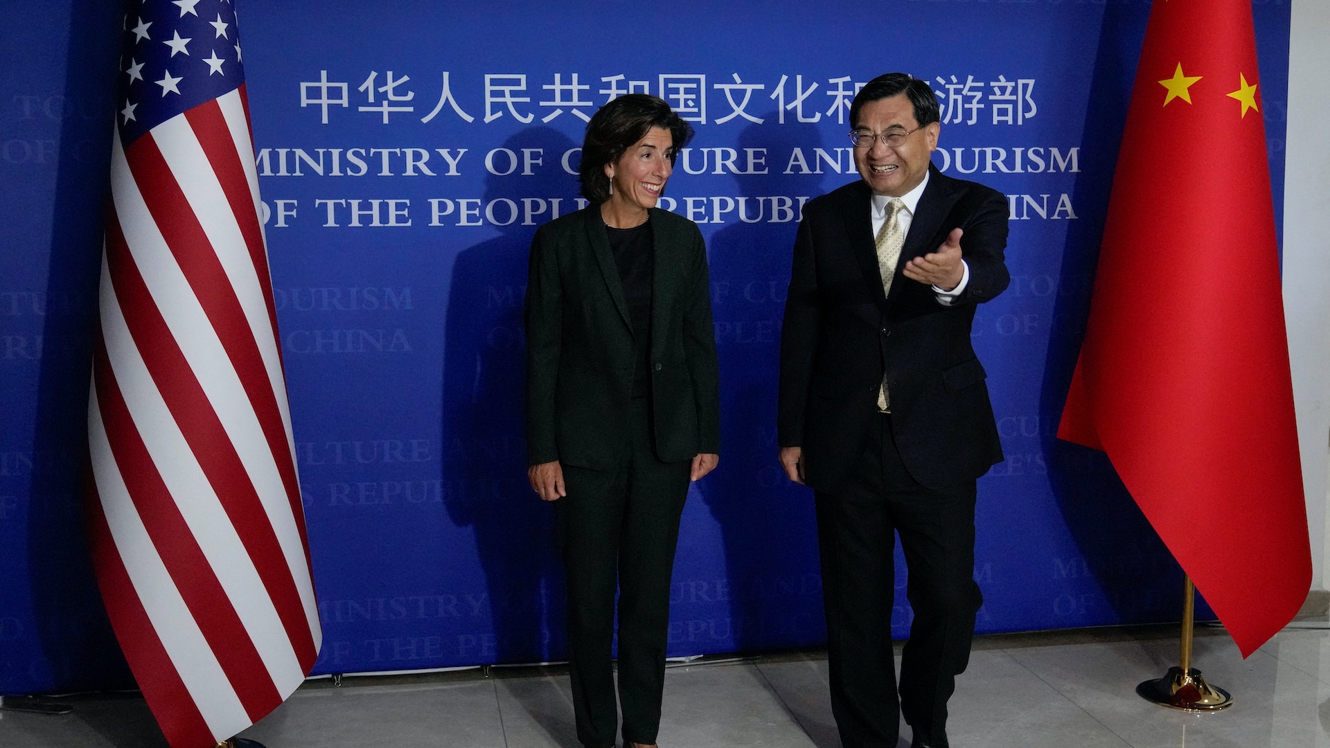 中國文化和旅遊部部長胡和平2023年8月29日在北京應約會見訪華的美國商務部長雷蒙多(Pool via Reuters)