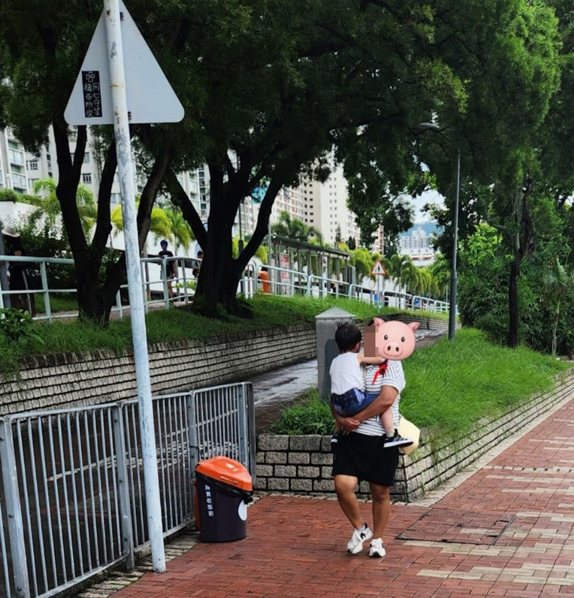 日前有港女於沙田城門河親眼目睹1名外傭多次體罰幼童,令少主一度「爆喊」。(FB「外傭僱主必看新聞訊息」圖片) 日前有港女於沙田城門河親眼目睹1名外傭多次體罰幼童,令少主一度「爆喊」。(FB「外傭僱主必看新聞訊息」圖片)