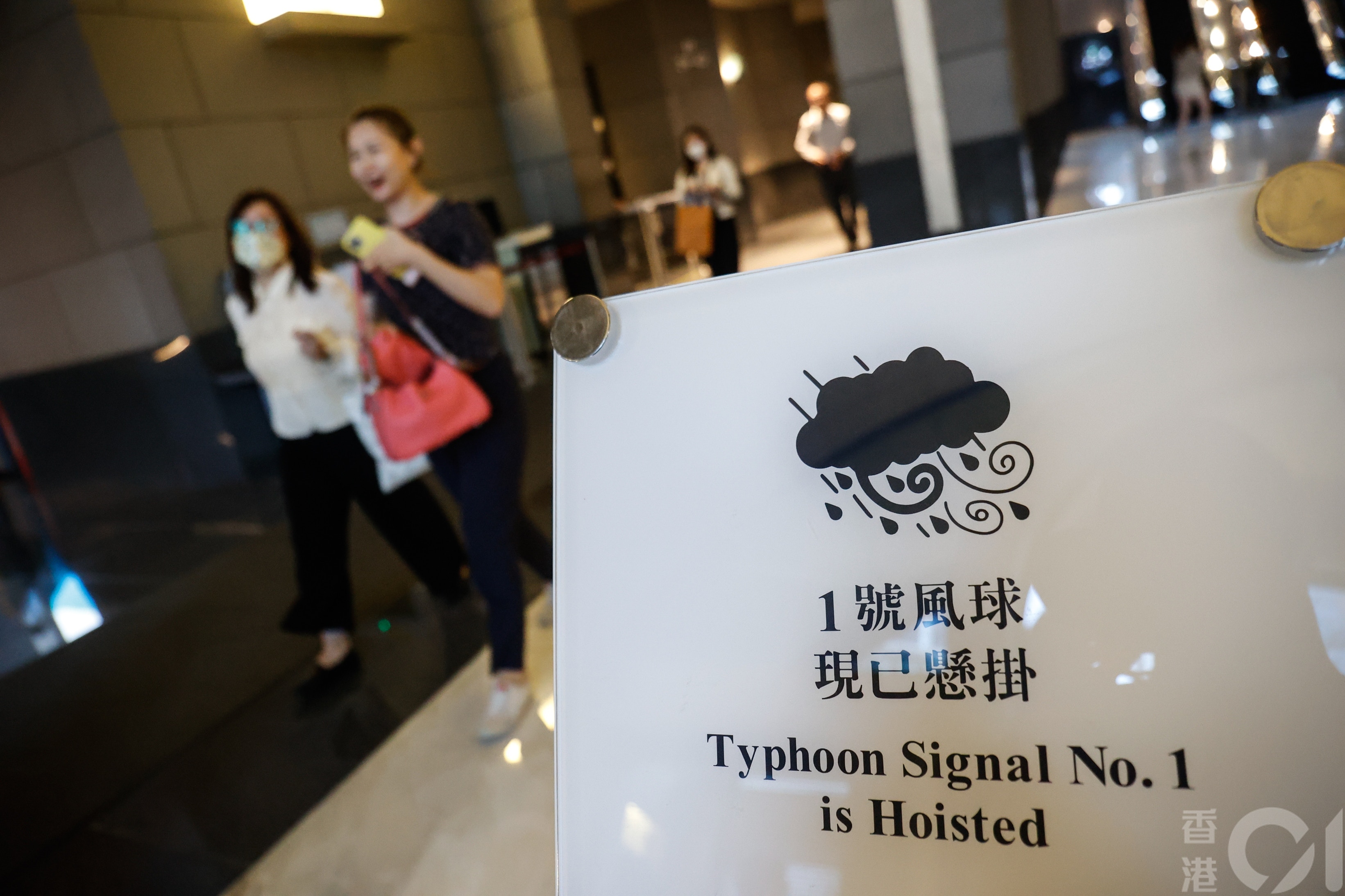 超強颱風蘇拉逼近華南，天文台8月30日下午5時40分發出一號風球，市面風力不大。（梁鵬威攝）