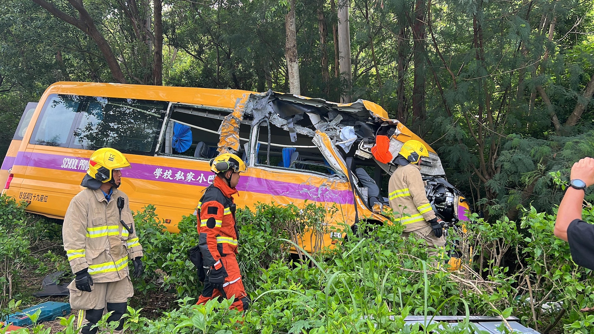 校車衝入路邊草叢。(圖/香港01)
