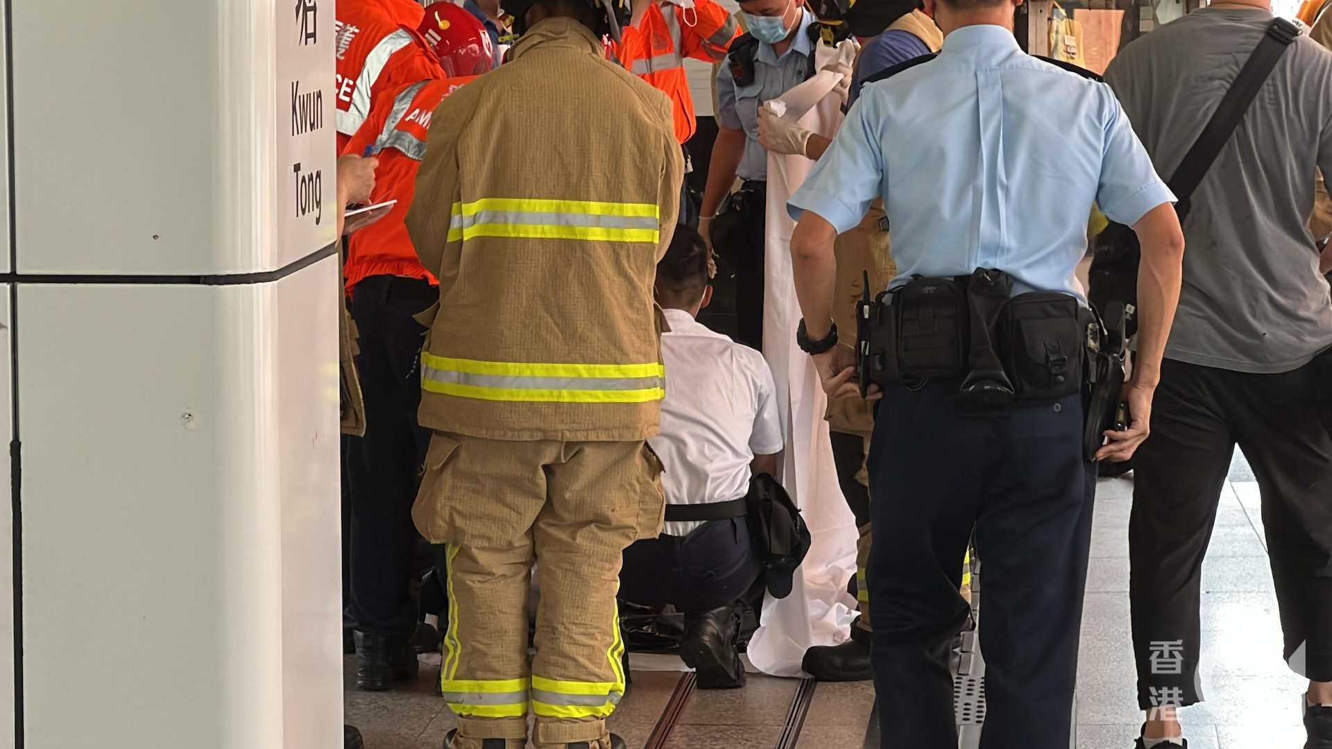 港鐵觀塘站一名男子墮軌,最終不治。(翁鈺輝攝) 港鐵觀塘站一名男子墮軌,最終不治。(翁鈺輝攝)