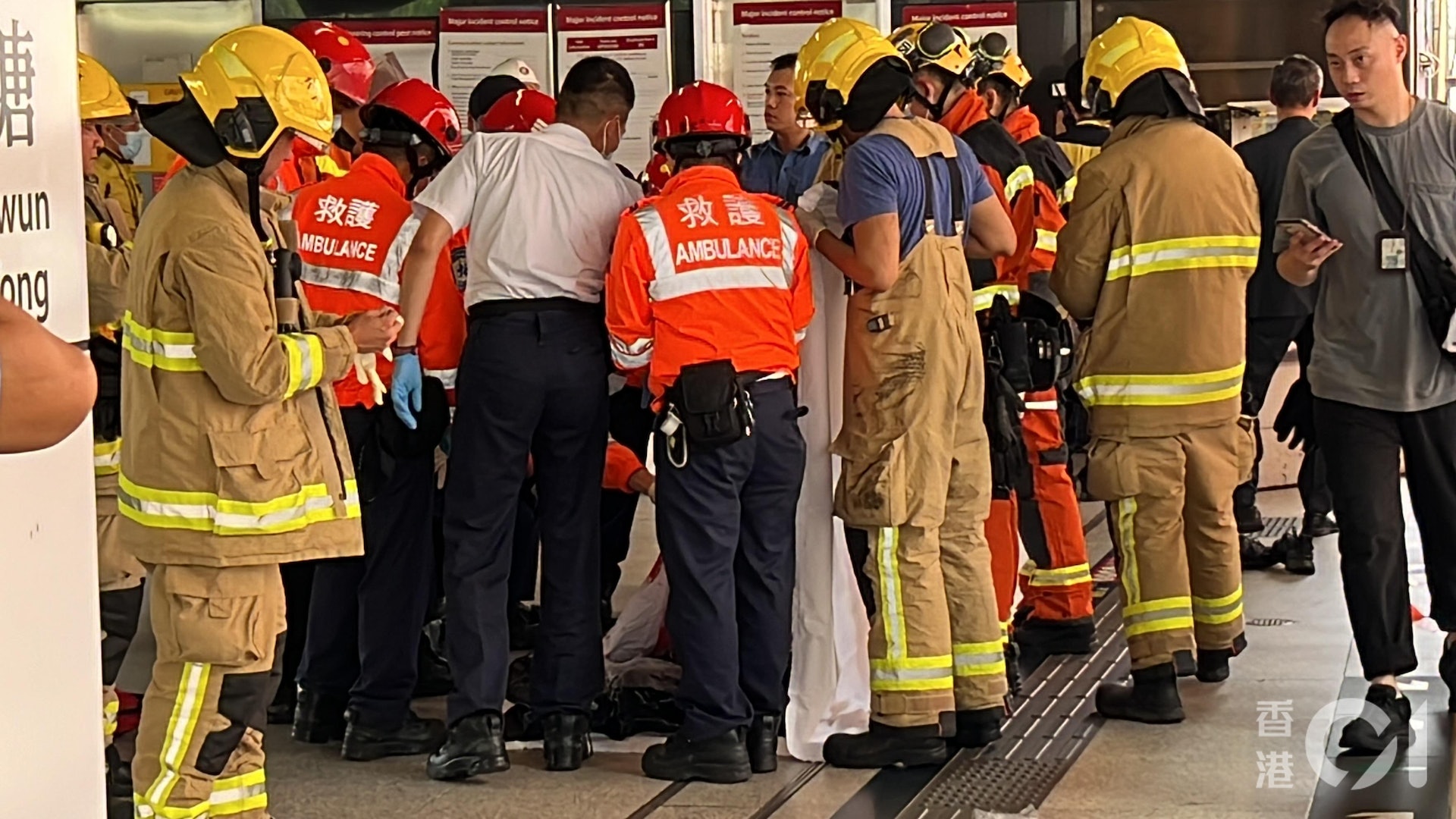 大批警員趕赴觀塘站月台,消防員進入往黃埔方向的路軌將事主帶上月台,惜他當場證實不治。(翁鈺輝攝) 大批警員趕赴觀塘站月台,消防員進入往黃埔方向的路軌將事主帶上月台,惜他當場證實不治。(翁鈺輝攝)
