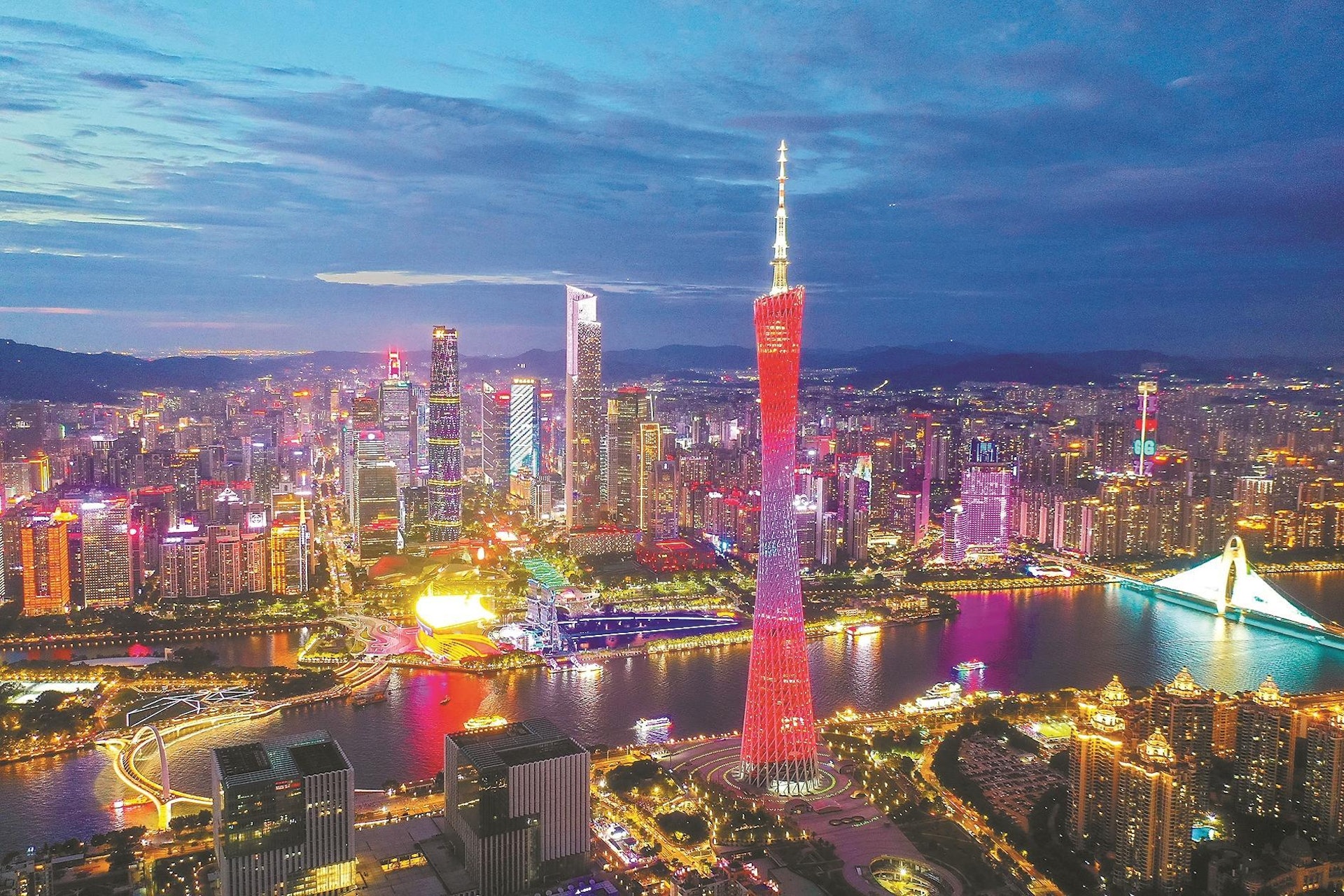 夜幕下的珠江兩岸流光溢彩(羊城晚報) 夜幕下的珠江兩岸流光溢彩(羊城晚報)