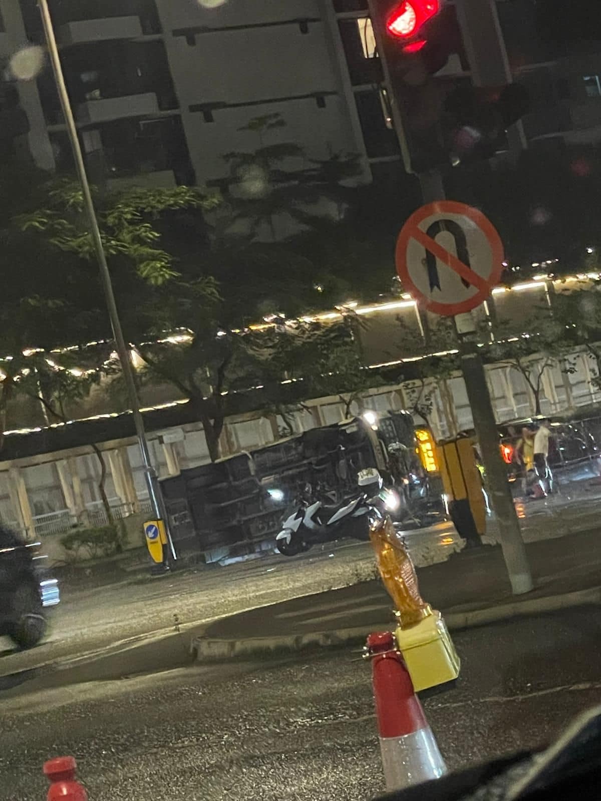 綠van疑失控翻側。（網上圖片)