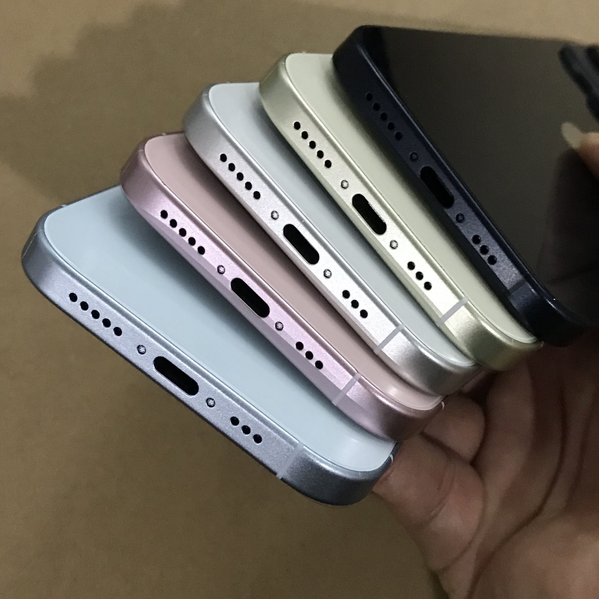 iPhone 15 4機型棄用蘋果自家Lightning 充電口，改為USB-C充電口。（X 網上圖片）