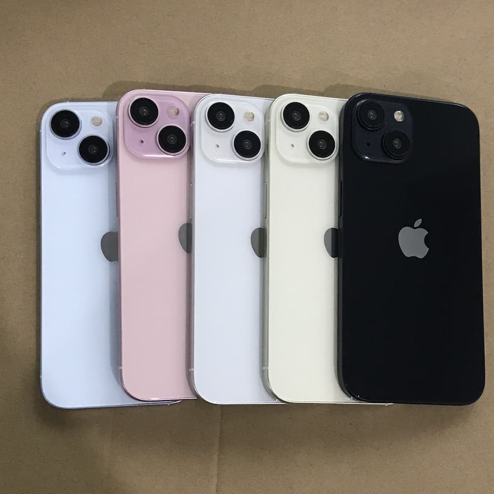 一般機iPhone 15和iPhone 15 Plus 的配色將由鮮明轉為淡色系，左起：粉藍、粉紅、白色、粉黃、黑色。（X 網上圖片）