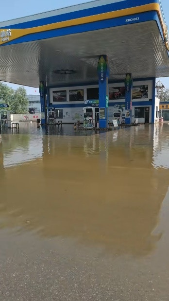 霸州營上村106國道段的洪水仍未消退。（影片截圖）