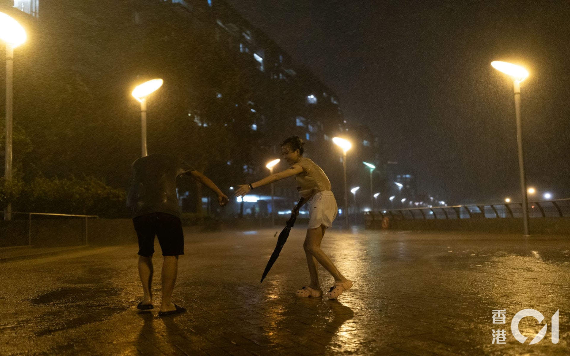 香港天文台指蘇拉減弱成強颱風。(圖/香港01)
