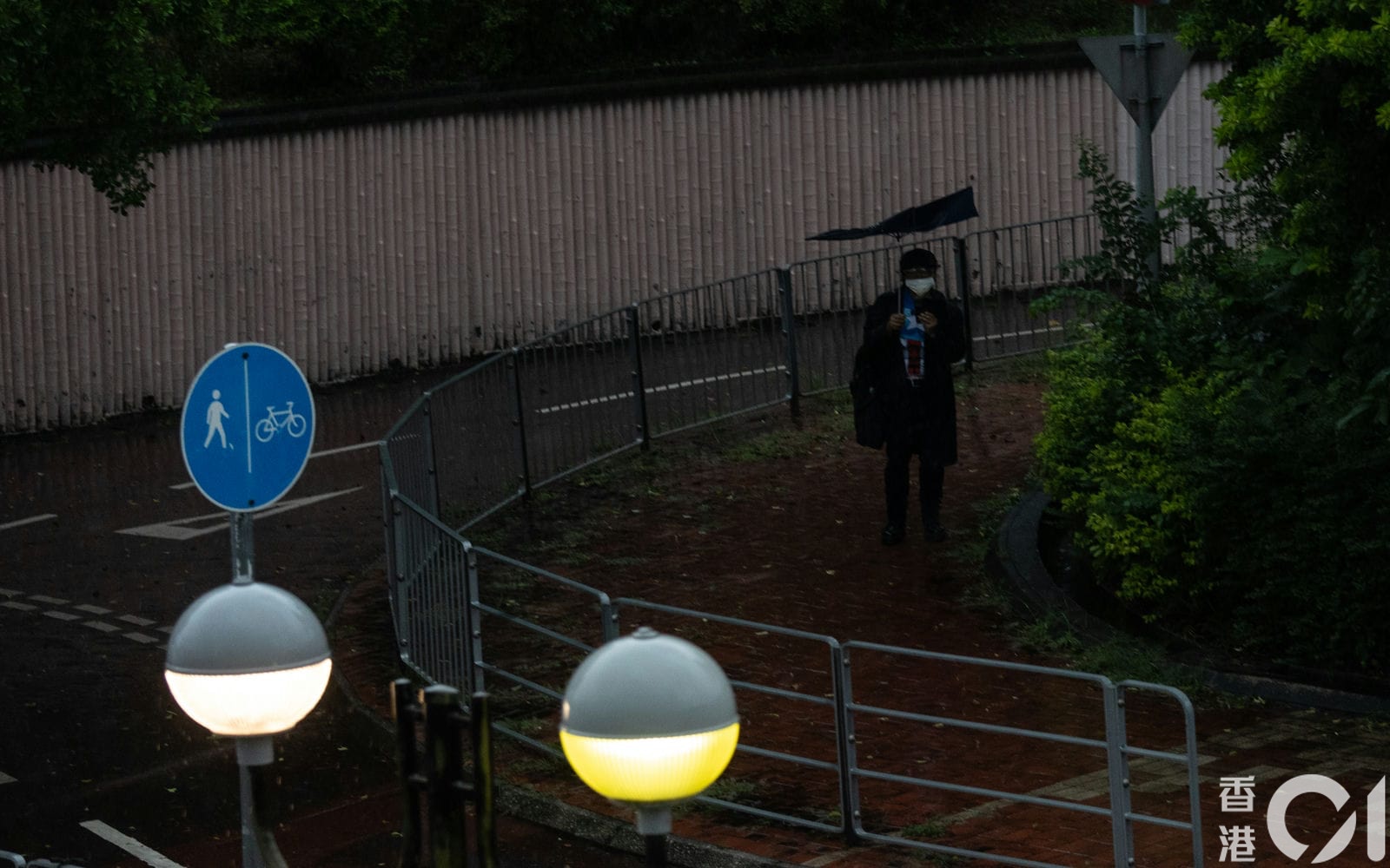 香港風力已減弱，但多處仍有風雨。（圖／香港01）