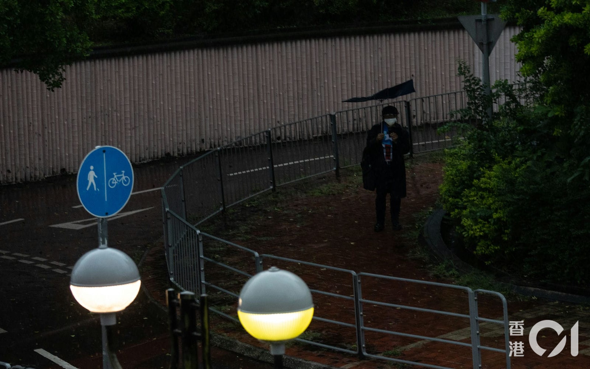香港風力已減弱,但多處仍有風雨。(圖/香港01)