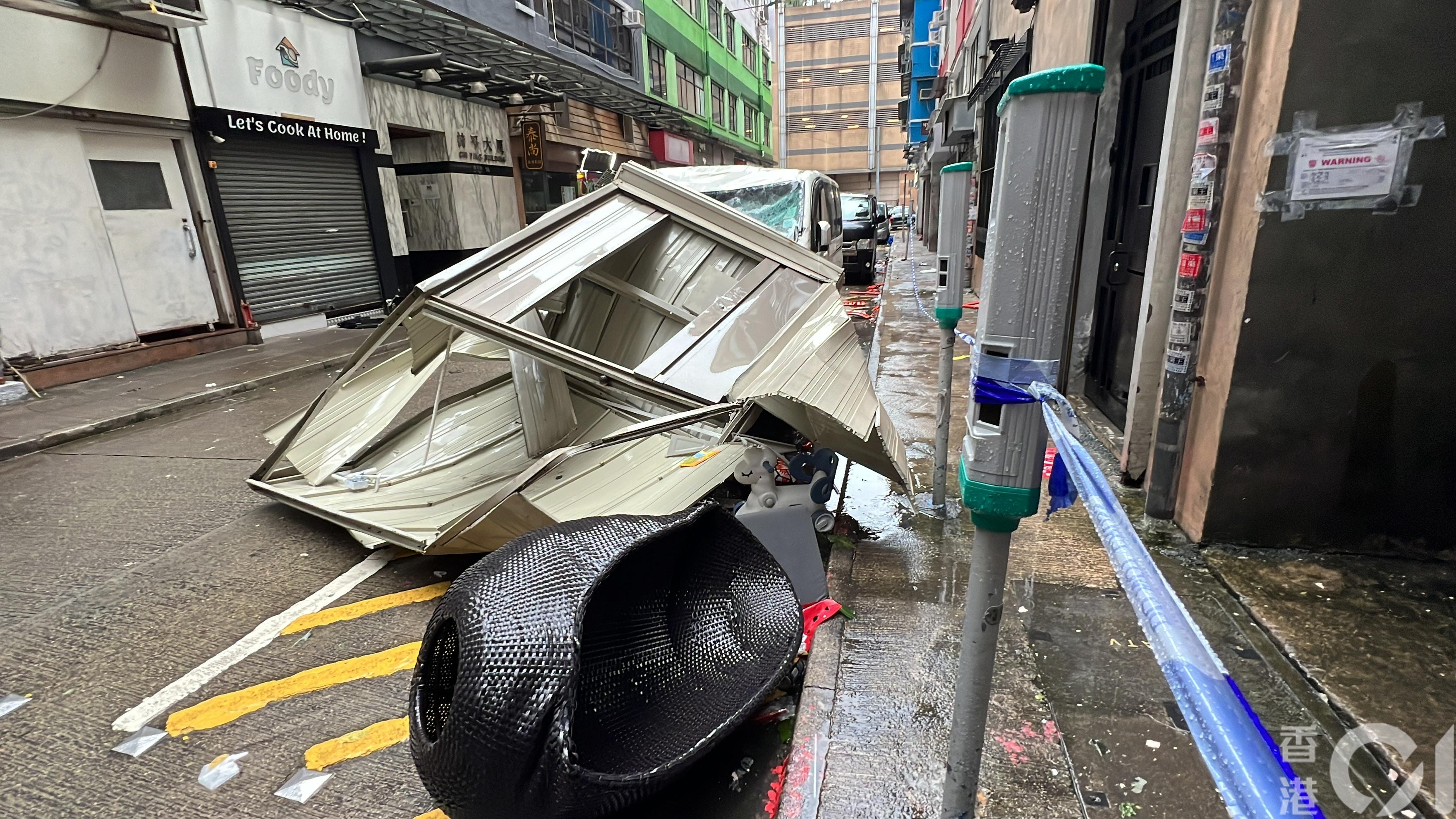 颱風蘇拉｜堅尼地城天台組合屋被強風吹落街壓毀一輛客貨車