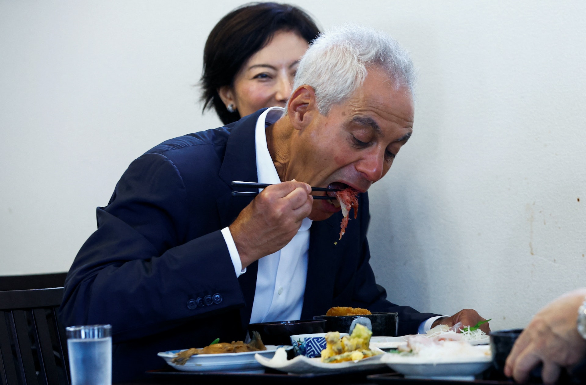 2023年8月31日,美國駐日本大使伊曼紐爾訪問日本福島縣相馬市以示支持核廢水排海。他與市長立谷英清(不在圖中)共進午餐,品嘗在當地捕獲的海鮮。(Reuters) 2023年8月31日,美國駐日本大使伊曼紐爾訪問日本福島縣相馬市以示支持核廢水排海。他與市長立谷英清(不在圖中)共進午餐,品嘗在當地捕獲的海鮮。(Reuters)