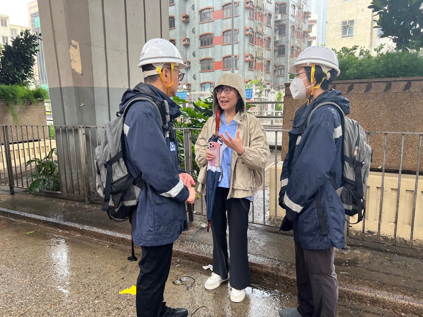 甯漢豪早上視察多個地點，了解有關部門的部署。（發展局FB)