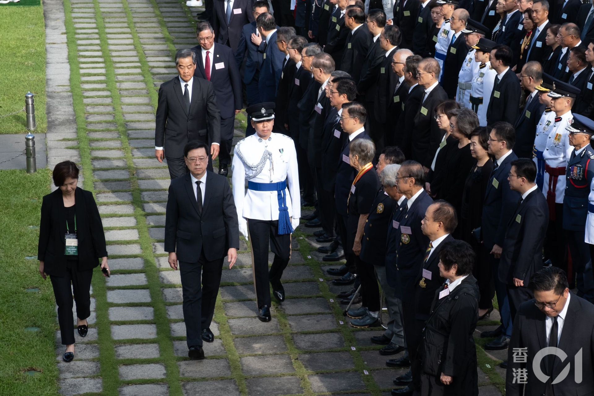 中國人民抗日戰爭勝利紀念日,行政長官李家超今早聯同全國政協副主席梁振英、前行政長官林鄭月娥、曾蔭權,以及各司局長等人出席紀念儀式。(資料圖片/梁鵬威攝) 中國人民抗日戰爭勝利紀念日,行政長官李家超今早聯同全國政協副主席梁振英、前行政長官林鄭月娥、曾蔭權,以及各司局長等人出席紀念儀式。(資料圖片/梁鵬威攝)
