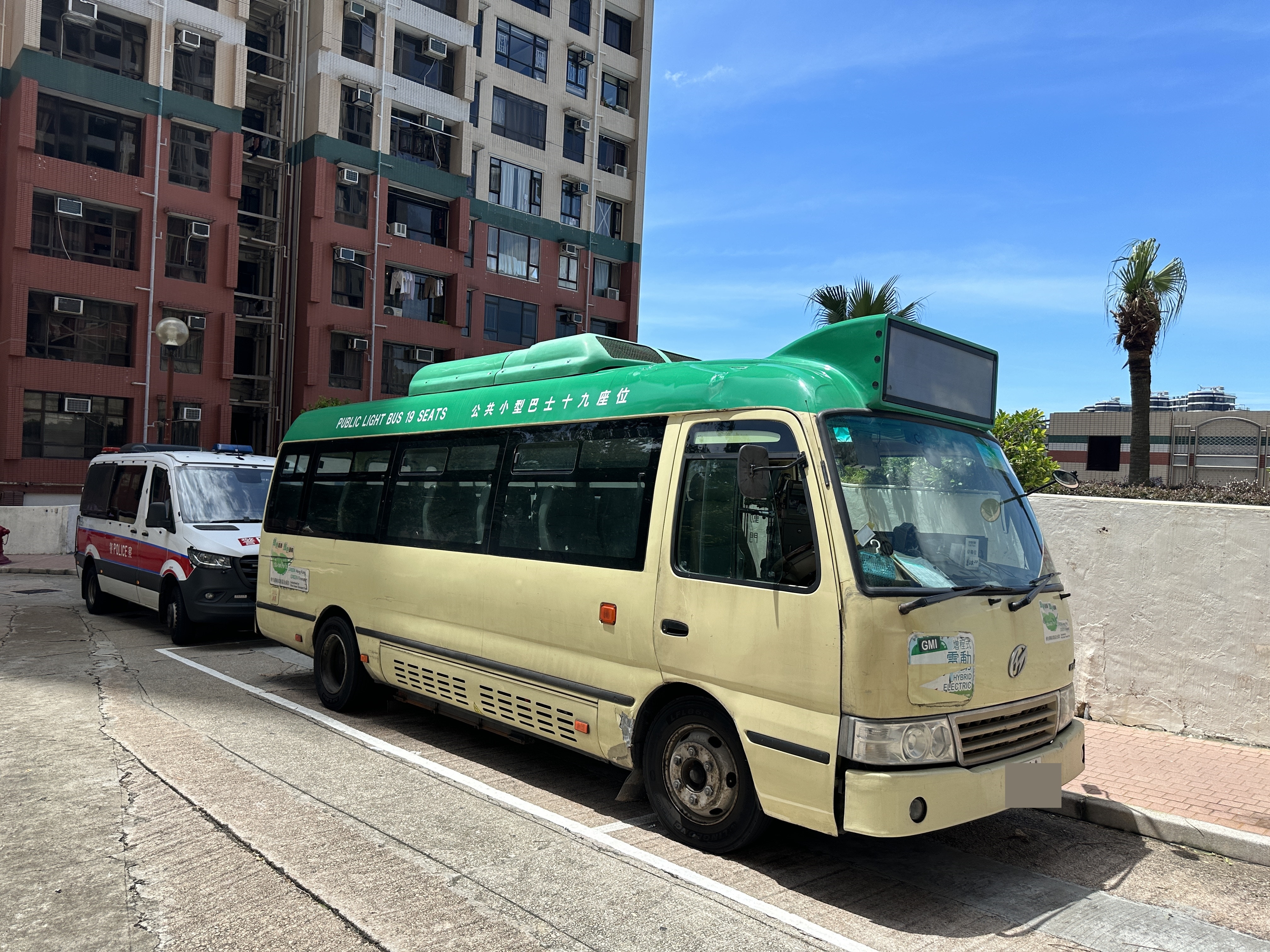 颱風蘇拉襲港後　薄扶林花園私家路小巴疑被樹木砸中車頂凹陷