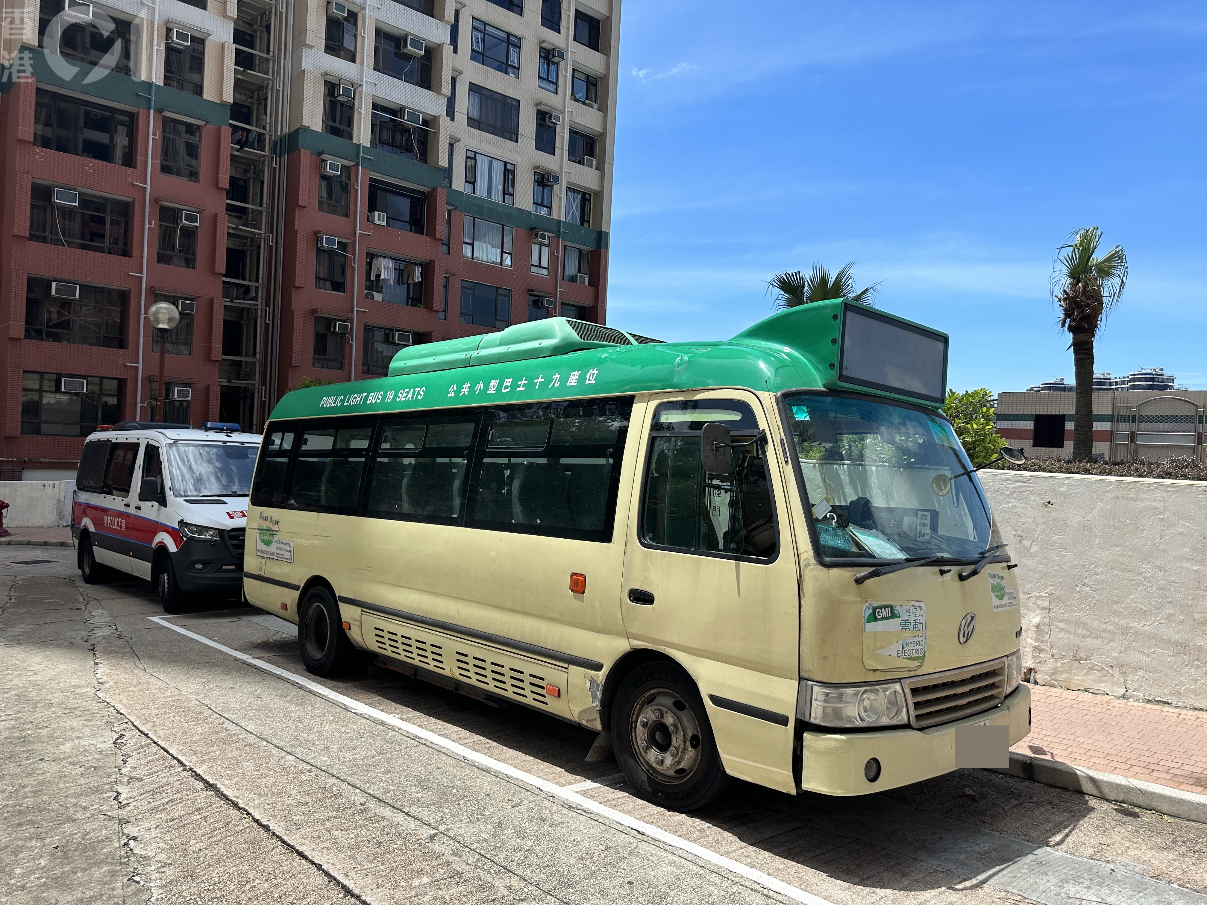 香港仔薄扶林花園內私家路一輛小巴懷疑被樹木砸中，車頂凹陷。（鄭嘉惠攝）