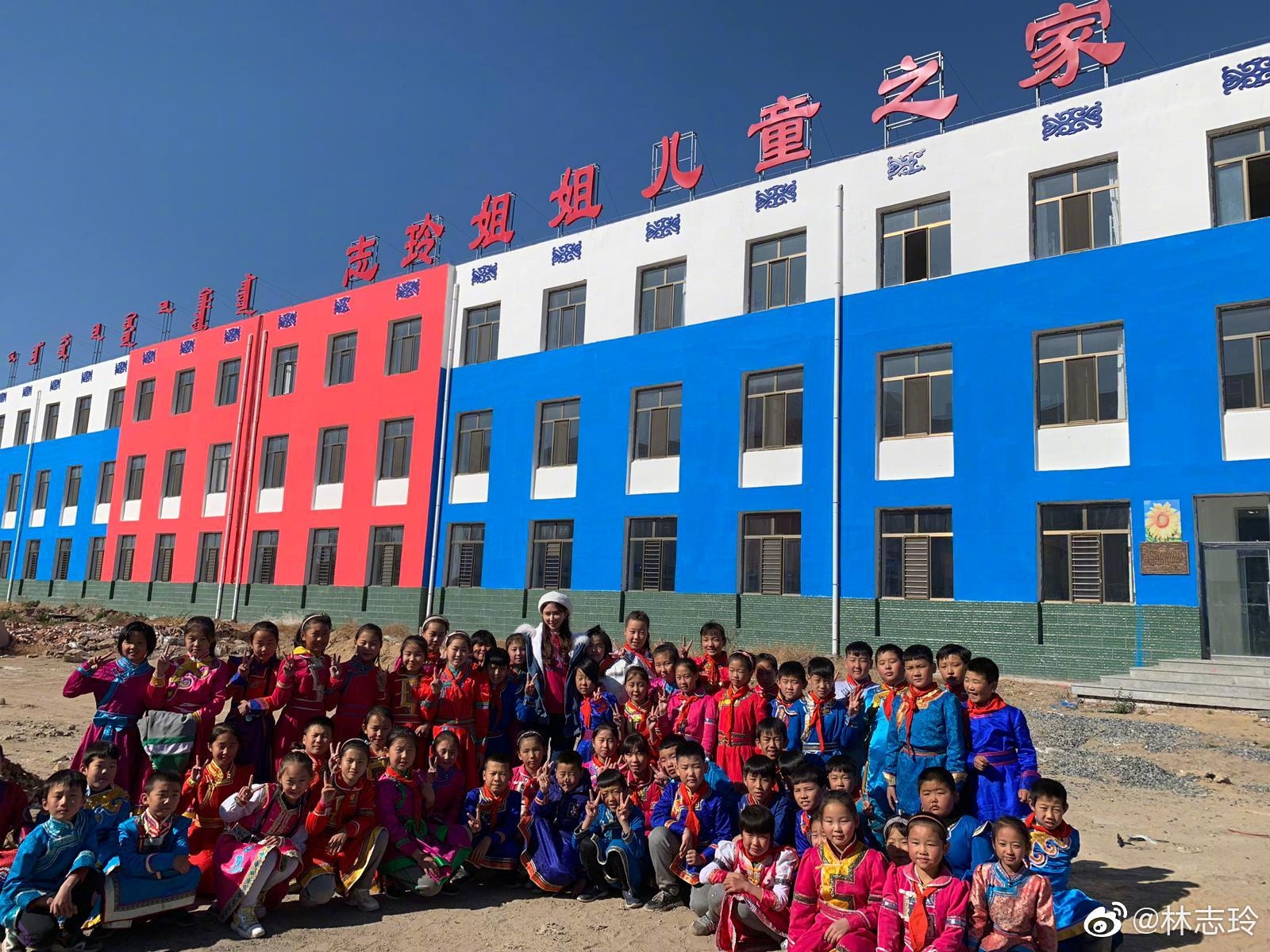 林志玲熱心公益，過去10年間累計捐贈善款超過1300萬人民幣，幫助20所偏鄉學校興建宿舍。據統計，林志玲善舉的直接受益學齡孩童超過1萬人。（微博＠林志玲）
