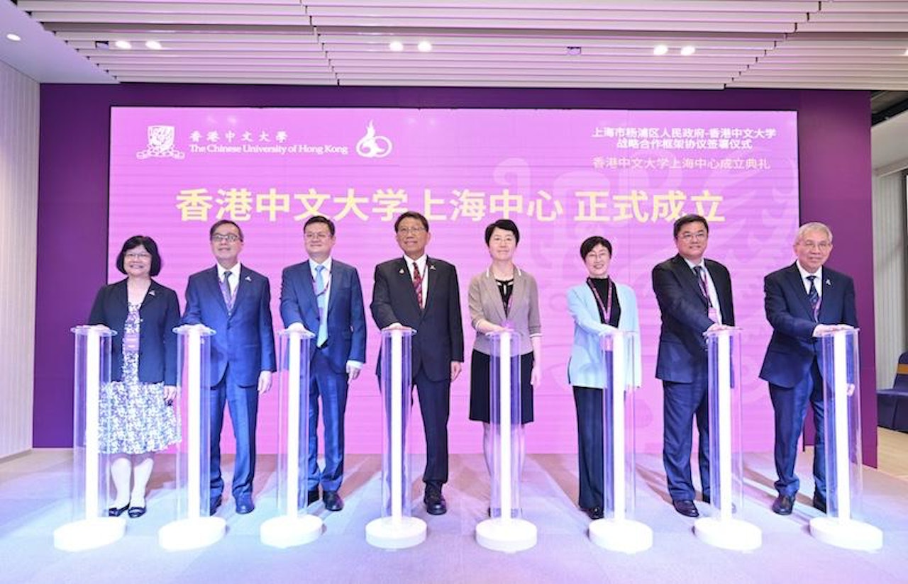 中大上海中心成立儀式,左起中大副校長岑美霞、中大常務副校長陳金樑、上海市政府副秘書長王平、中大校長段崇智、上海市副市長解冬、香港特別行政區政府駐上海經濟貿易辦事處主任蔡亮、上海市楊浦區委書記薛侃、中大副校長陳偉儀。(香港中文大學提供) 中大上海中心成立儀式,左起中大副校長岑美霞、中大常務副校長陳金樑、上海市政府副秘書長王平、中大校長段崇智、上海市副市長解冬、香港特別行政區政府駐上海經濟貿易辦事處主任蔡亮、上海市楊浦區委書記薛侃、中大副校長陳偉儀。(香港中文大學提供)