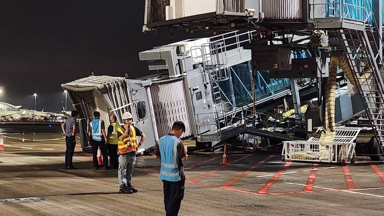 機場中場客運廊登機橋疑因油壓問題塌下 無人受傷 機場中場客運廊登機橋疑因油壓問題塌下 無人受傷