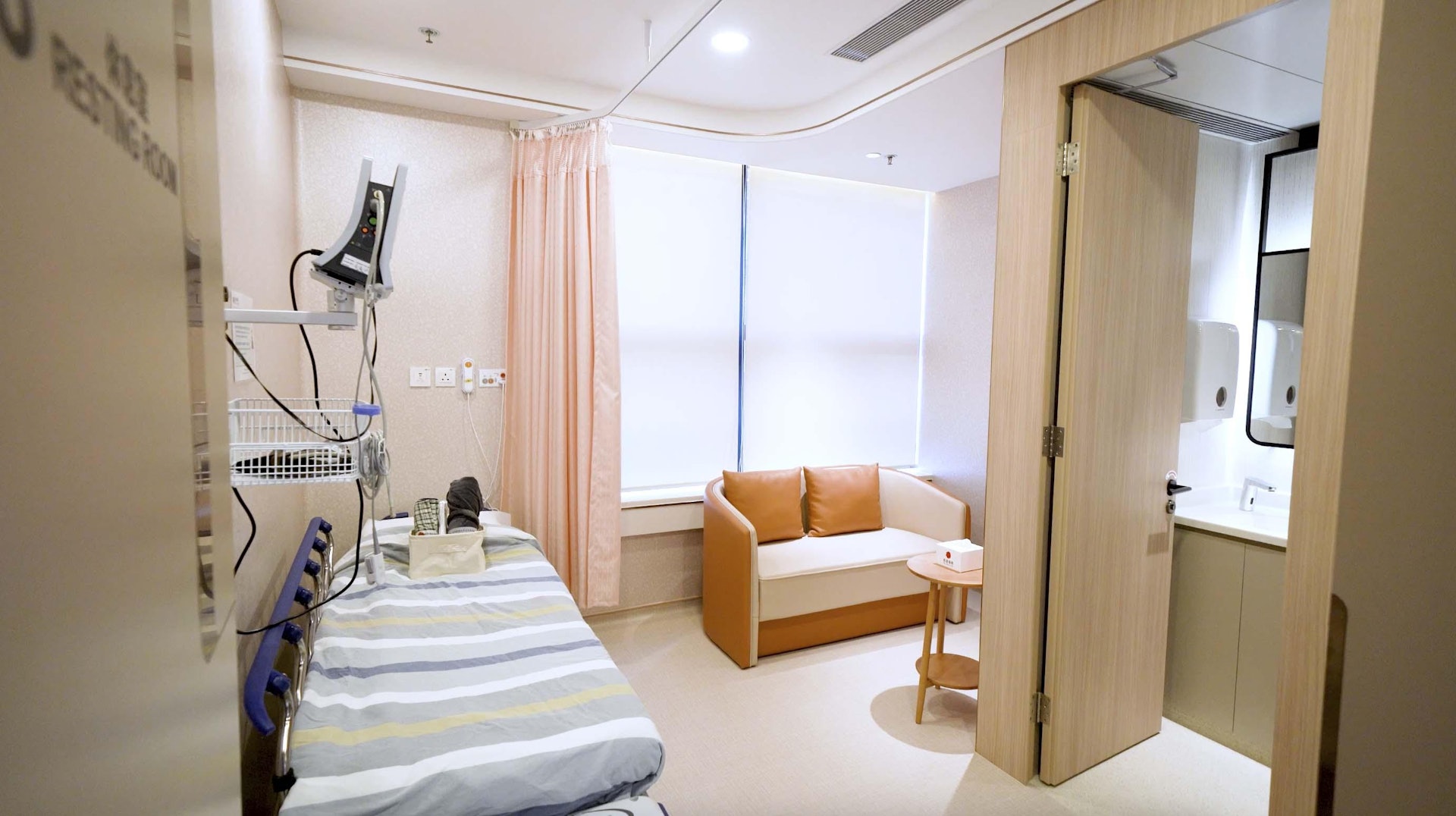 日間手術中心的獨立休息室環境舒適。