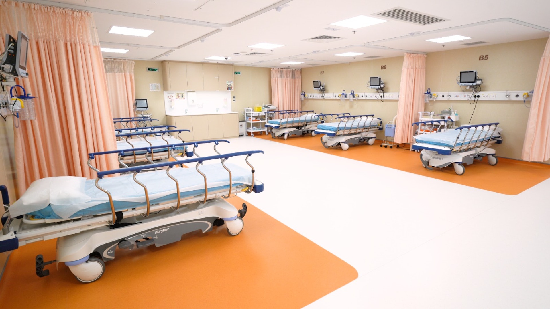 日間手術中心的復甦區內可同時容納8張病床。