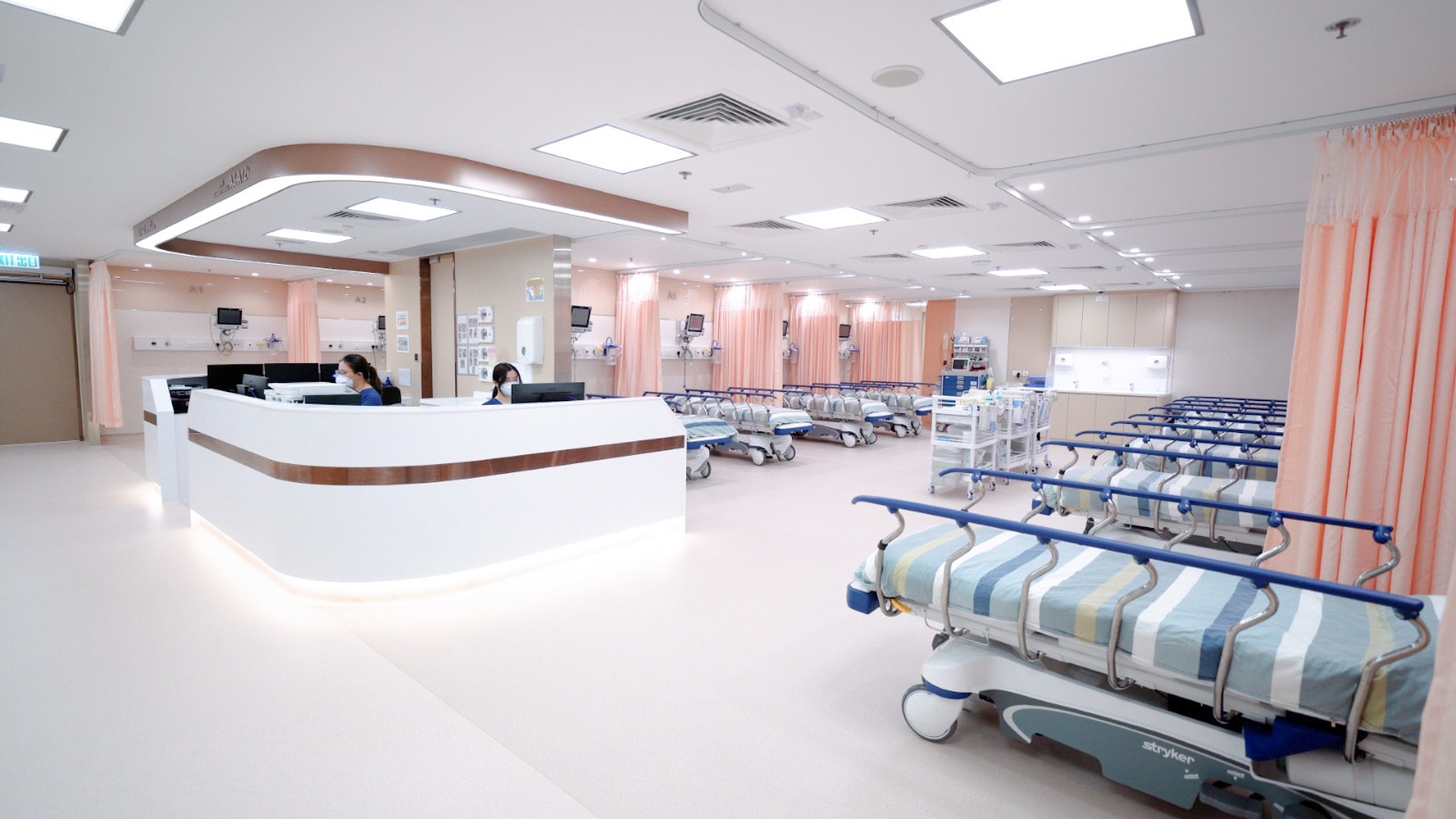 日間內窺鏡中心的復甦區內可同時容納11張病床。