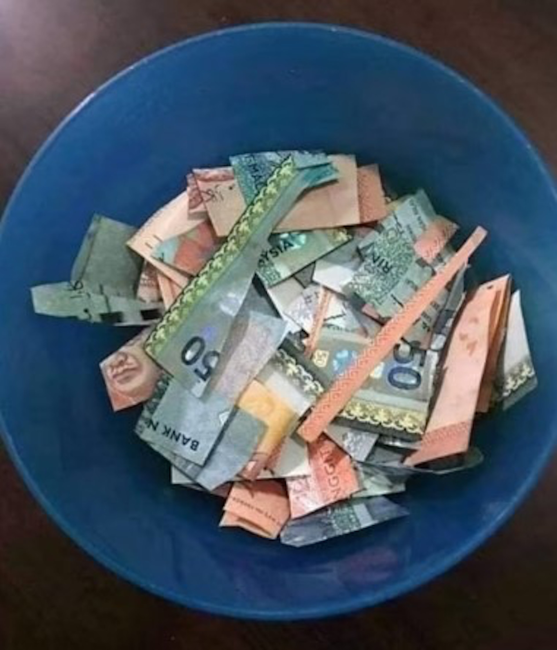 大馬有小孩因為放暑假,在家玩「煮飯仔」時竟然翻出一疊鈔票,將其剪碎當作「炒菜」,家人事後才驚悉是爺爺的退休金,而「被害人」爺爺亦很崩潰。(網上圖片) 大馬有小孩因為放暑假,在家玩「煮飯仔」時竟然翻出一疊鈔票,將其剪碎當作「炒菜」,家人事後才驚悉是爺爺的退休金,而「被害人」爺爺亦很崩潰。(網上圖片)