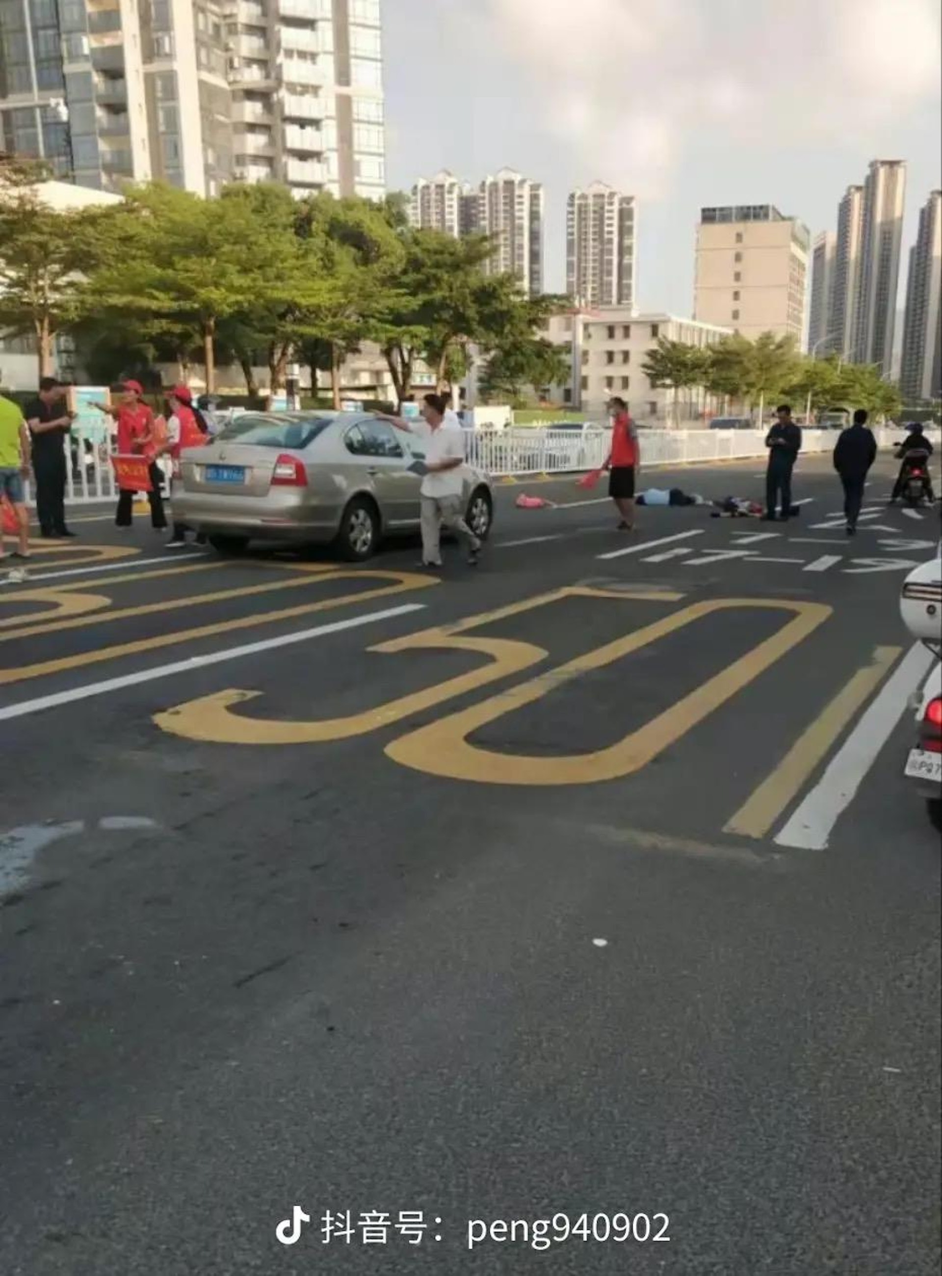 一輛私家車,學校門口撞到多名學生致5傷。(網絡圖片) 一輛私家車,學校門口撞到多名學生致5傷。(網絡圖片)