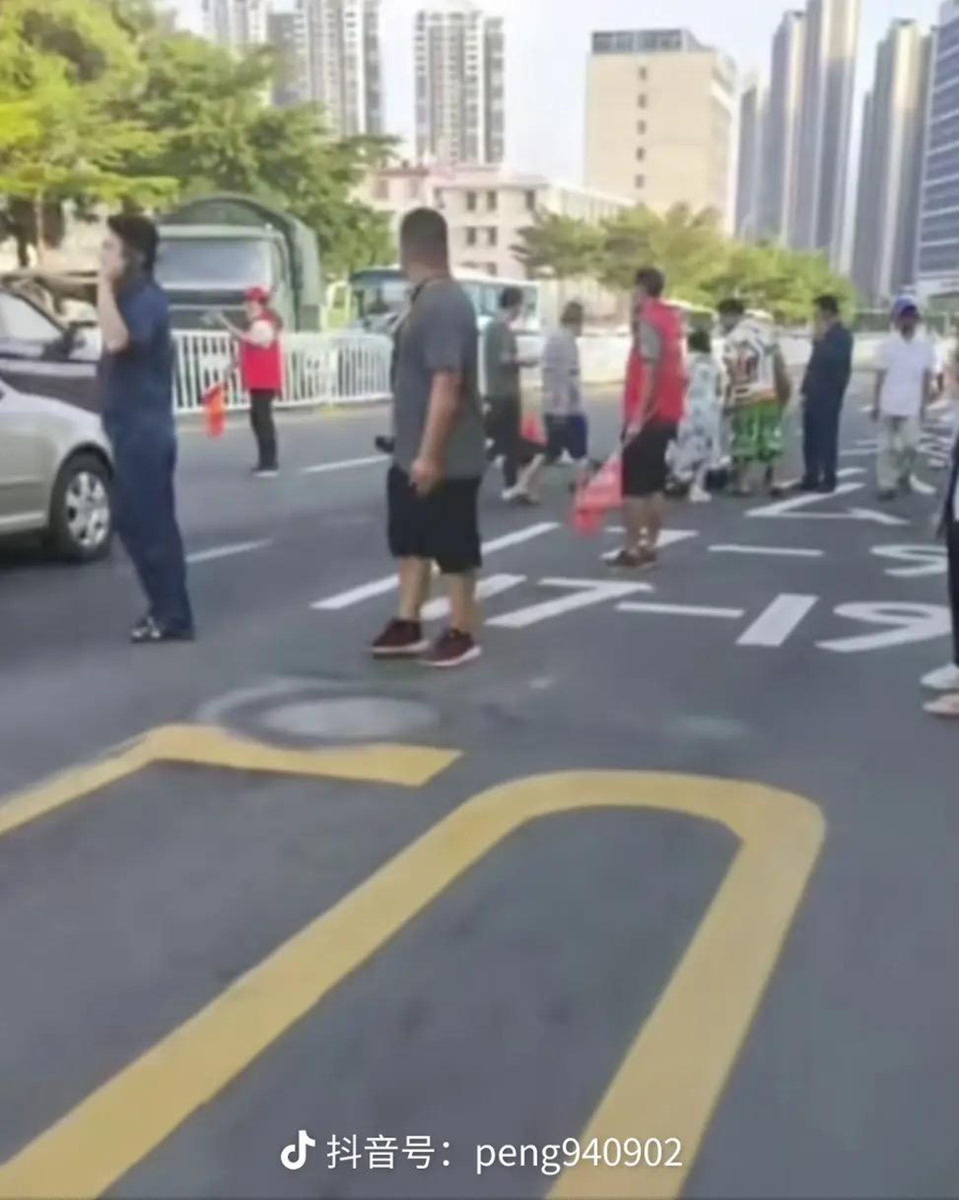 一輛私家車,學校門口撞到多名學生致5傷。(網絡圖片) 一輛私家車,學校門口撞到多名學生致5傷。(網絡圖片)