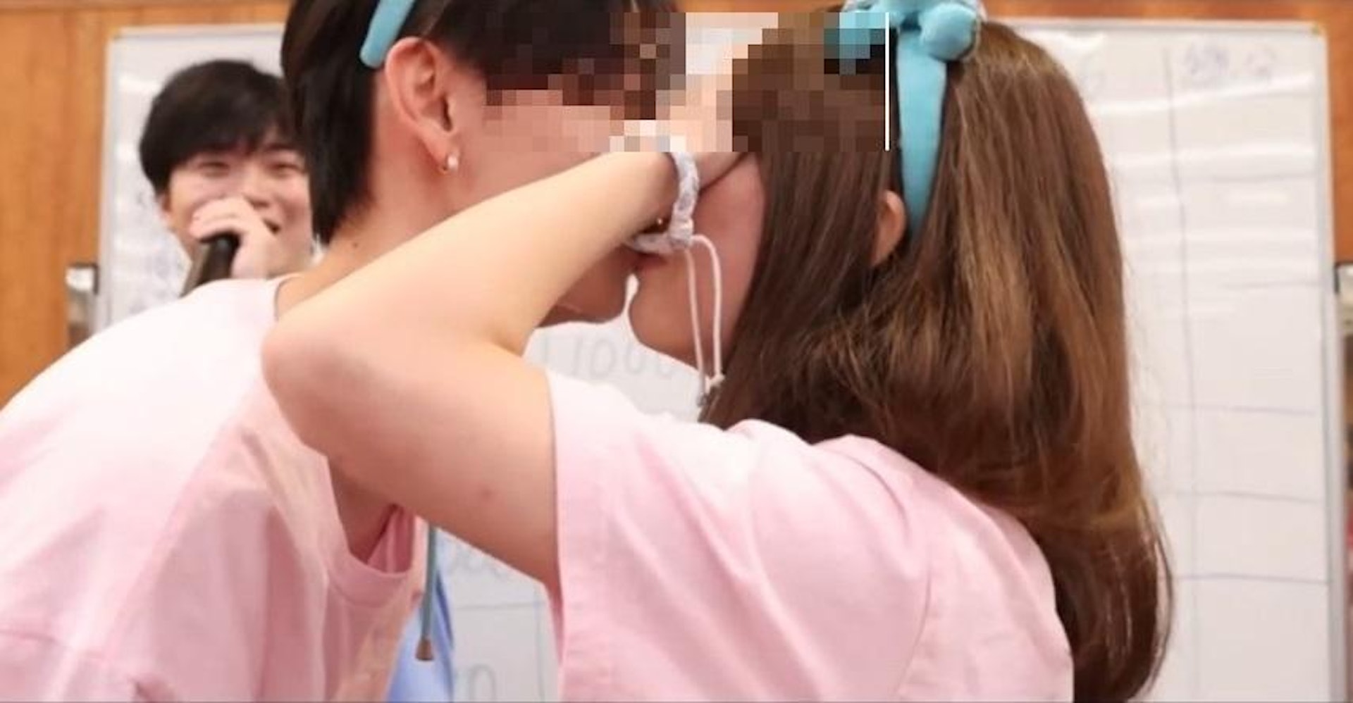 9月初網上流出嶺南大學Ocamp花絮片段,可見有兩位男學生接吻、男女學生接吻和狀似舌吻,亦有男學生「舔」女學生手指。 9月初網上流出嶺南大學Ocamp花絮片段,可見有兩位男學生接吻、男女學生接吻和狀似舌吻,亦有男學生「舔」女學生手指。