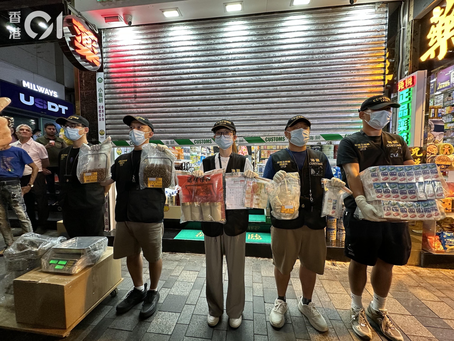 海關今日(5日)到尖沙咀一藥房,採取「放蛇」執法行動。(王譯揚攝) 海關今日(5日)到尖沙咀一藥房,採取「放蛇」執法行動。(王譯揚攝)