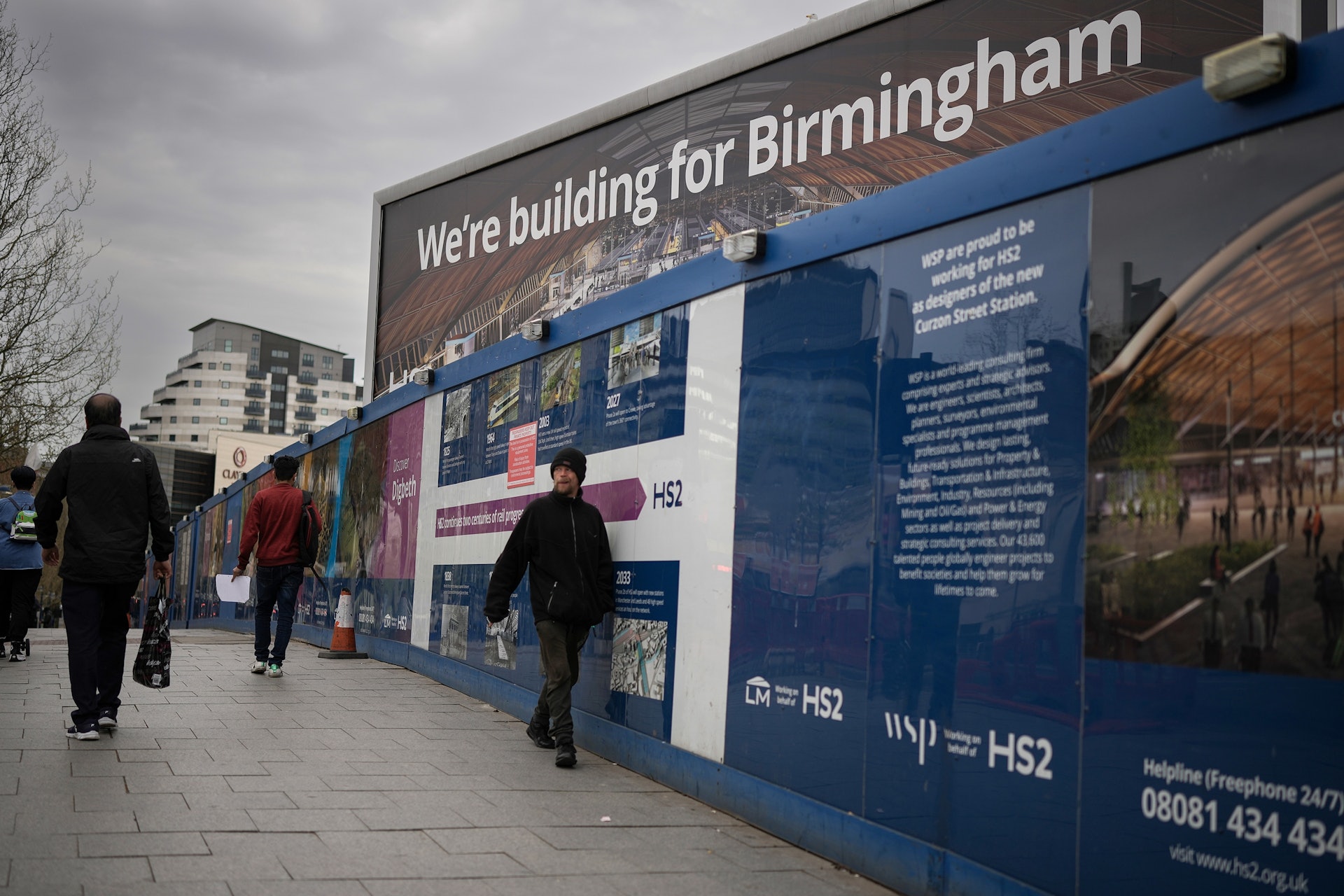 圖為2022年,英國伯明翰市中心一個宣傳HS2鐵路項目的廣告墻。(Getty) 圖為2022年,英國伯明翰市中心一個宣傳HS2鐵路項目的廣告墻。(Getty)