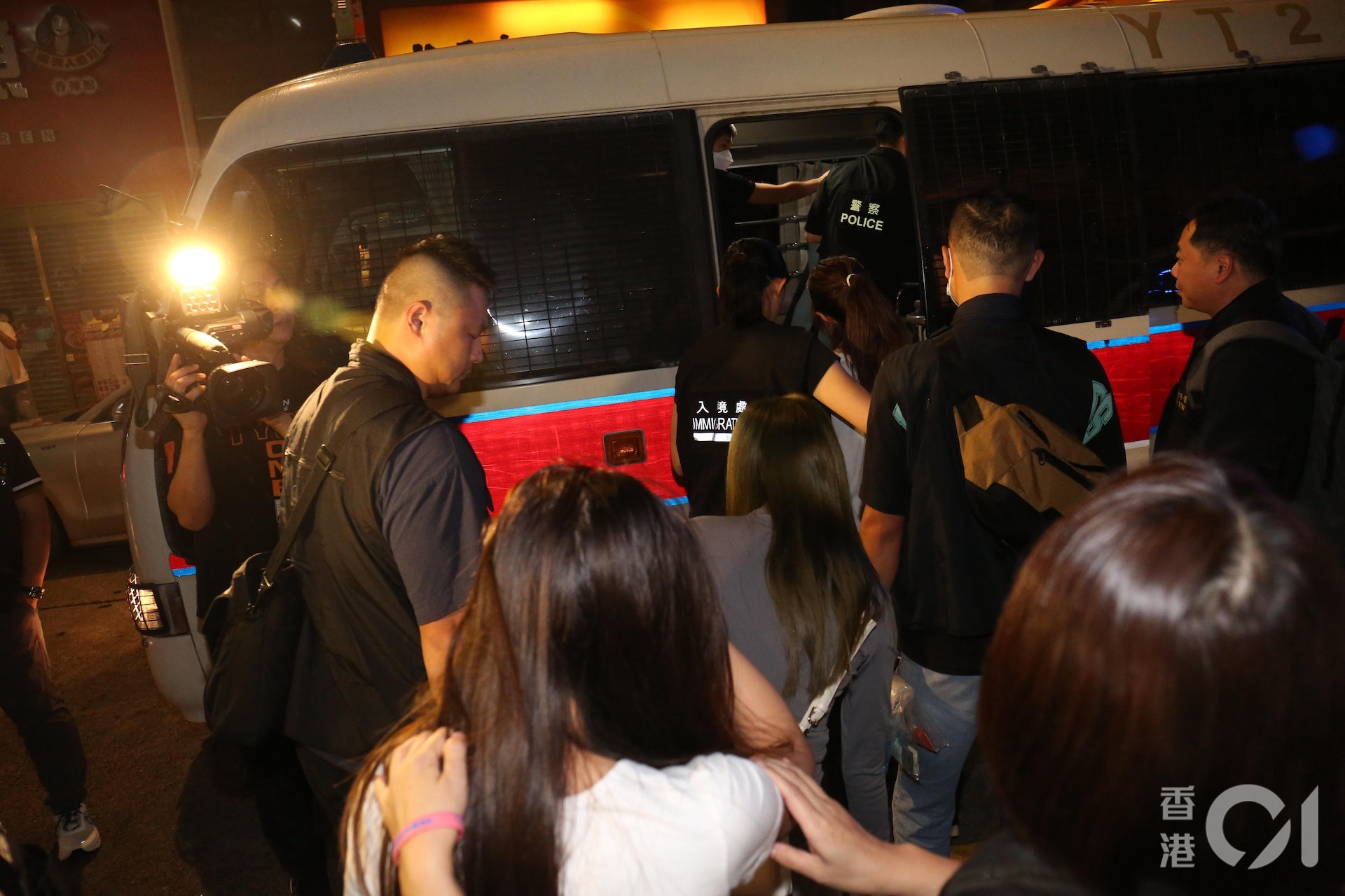 警方於香港尖沙咀金馬倫道34至36A號福僑大廈拘捕2名日本籍女子及2名內地女子。（陳永武攝）