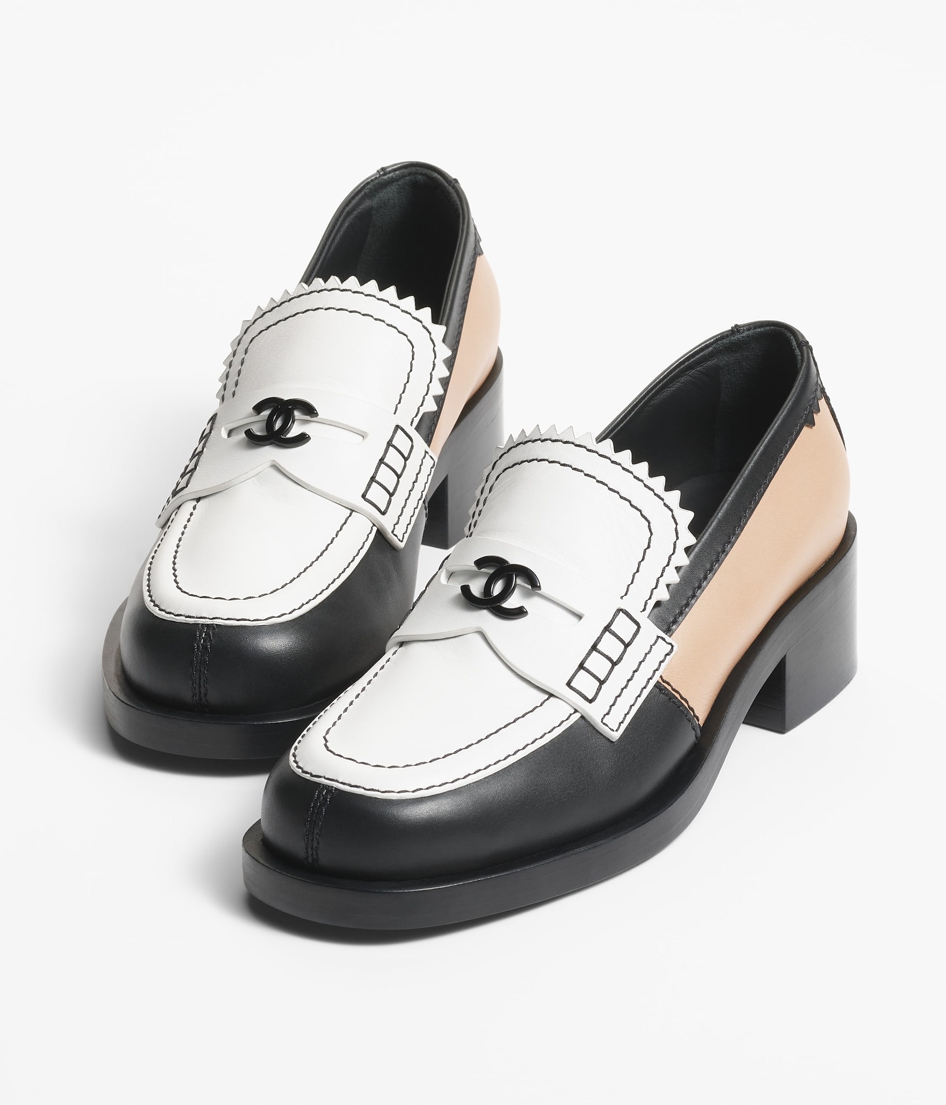 CHANEL樂福鞋推薦｜1. CHANEL 小牛皮樂福鞋 White, Black & Beige HK$ 13,500 （CHANEL）