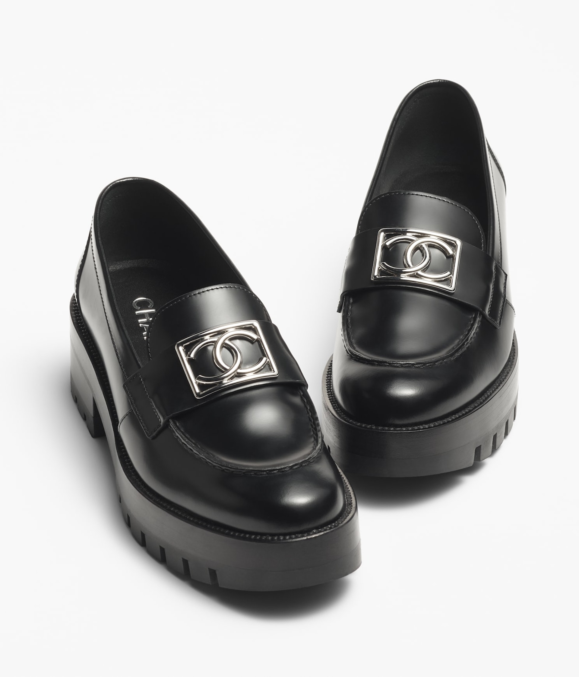 CHANEL樂福鞋推薦｜2. CHANEL 黑色小牛皮及金屬樂福鞋HK$ 12,300 （CHANEL）