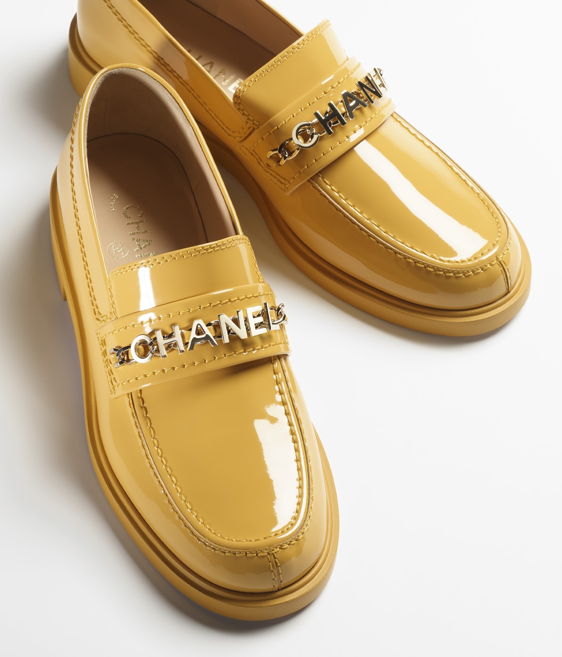 CHANEL樂福鞋推薦|3. CHANEL 黃色漆面小牛皮樂福鞋 HK$ 12,900 (CHANEL) CHANEL樂福鞋推薦|3. CHANEL 黃色漆面小牛皮樂福鞋 HK$ 12,900 (CHANEL)