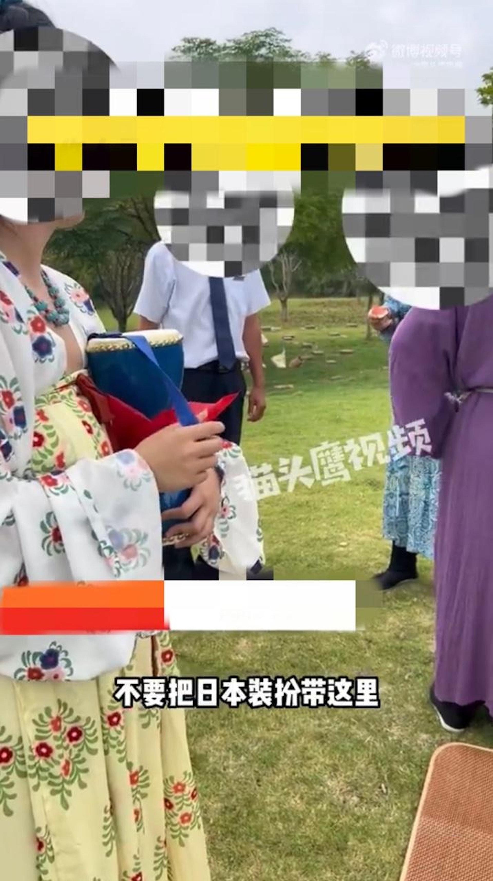女子指穿漢服到公園拍照,遭工作人員驅趕稱,不要把日本裝扮帶到這裏。(影片截圖) 女子指穿漢服到公園拍照,遭工作人員驅趕稱,不要把日本裝扮帶到這裏。(影片截圖)